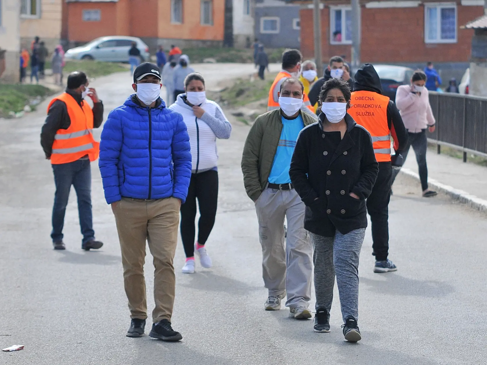 Na snímke Rómovia s ochrannými rúškami prichádzajú na testovanie v obci Lomnička, okres Stará Ľubovňa v rámci preventívnych opatrení k zamedzeniu šírenia koronavírusu v piatok 10. apríla 2020. FOTO TASR - Oliver Ondráš