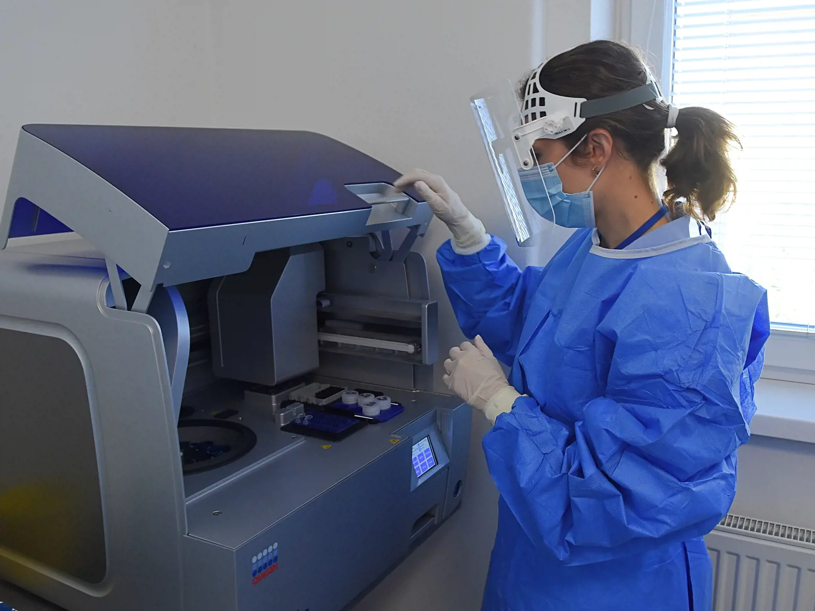 Na snímke pracovníčka Ústavu klinickej mikrobiológie Ústrednej vojenskej nemocnice (ÚVN) v Ružomberku pracuje na prístroji na testovanie vzorieky na prítomnosť ochorenia COVID-19 v Ružomberku 8. apríla 2020. FOTO TASR - Oliver Ondráš