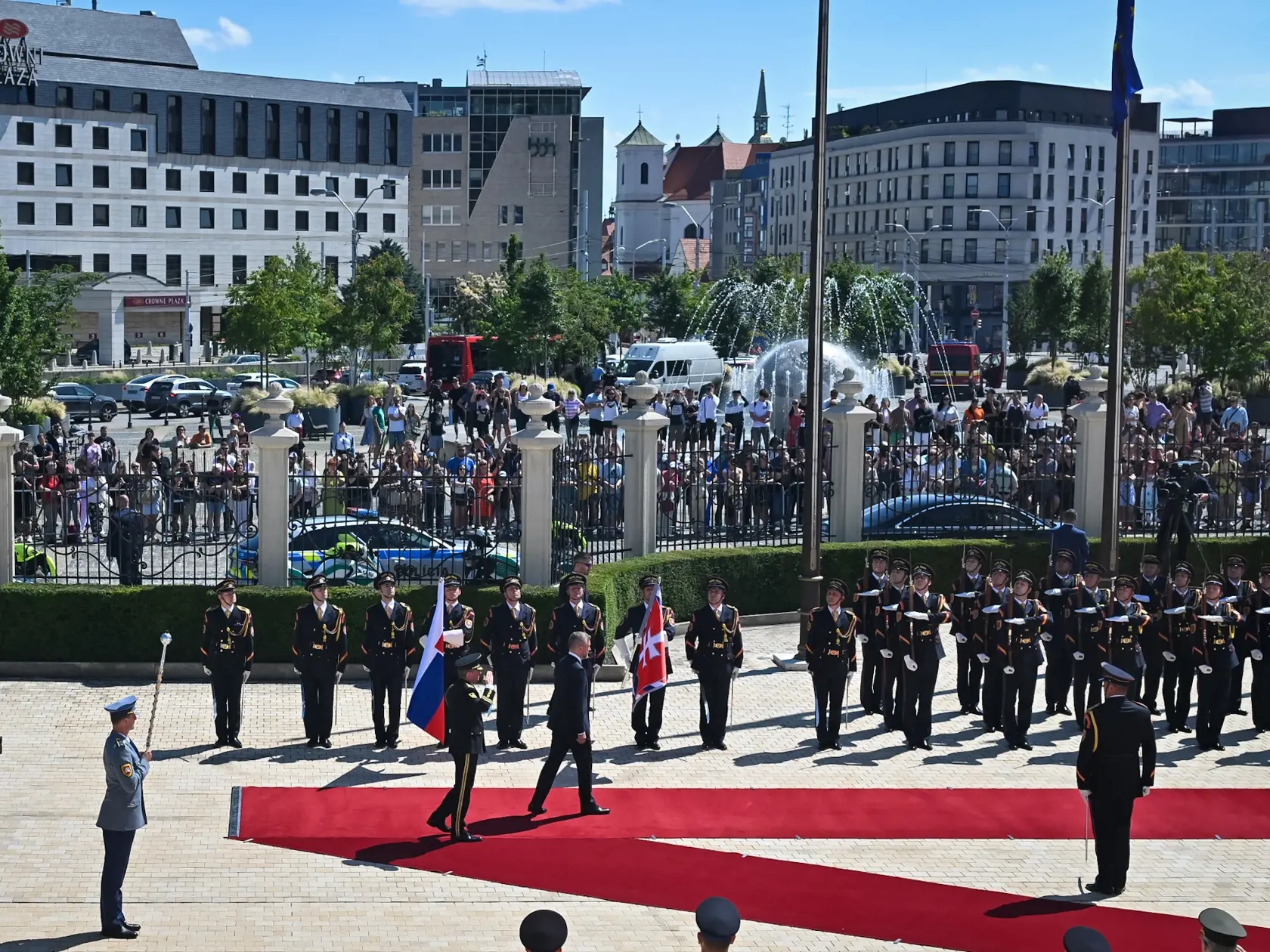 Na snímke uprostred prezident SR Peter Pellegrini počas prehliadky Čestnej stráže prezidenta SR po prevzatí Prezidentského paláca od predchodkyne Zuzany Čaputovej v Bratislave 15. júna 2025. FOTO TASR - Pavol Zachar