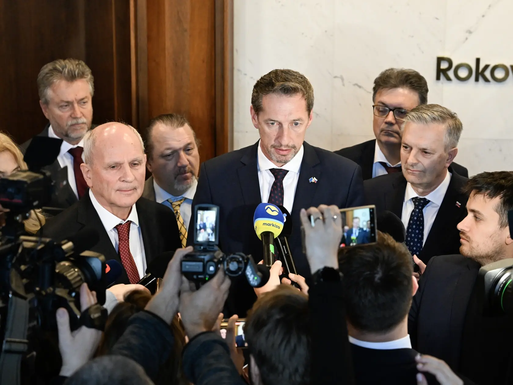 Na snímke uprostred zľava poslanec NR SR František Mikloško (KDH) a predseda KDH Milan Majerský.