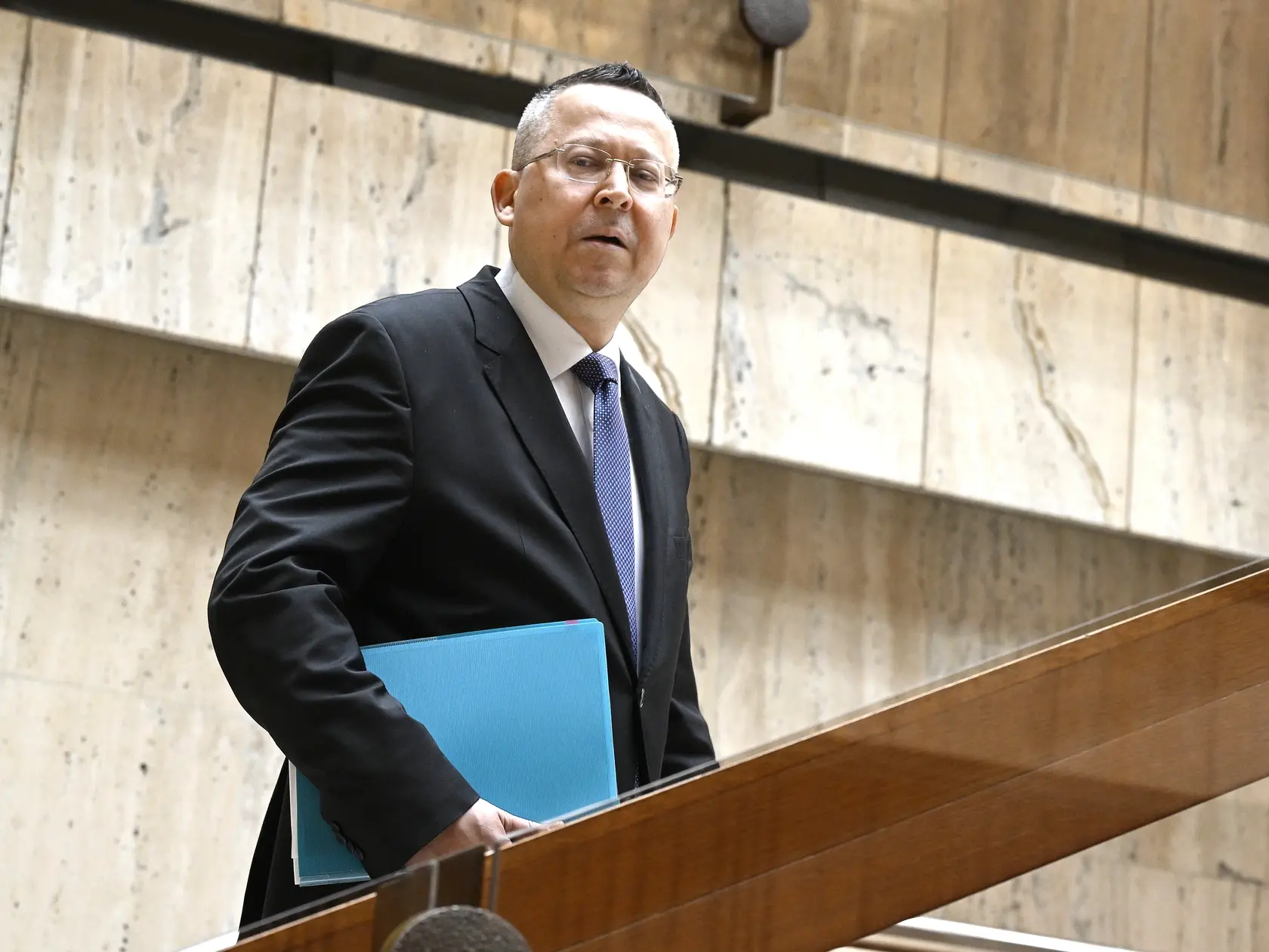 Na snímke minister financií SR Ladislav Kamenický (Smer-SD) prichádza na mimoriadne 85. zasadnutie vlády SR v pondelok 7. apríla 2025 v Bratislave. FOTO TASR - Pavel Neubauer