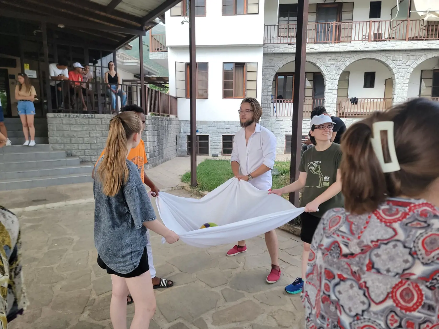 Ján je vzdelaný, inteligentný mladý muž. Je však nezvestný už niekoľko dní. Signál jeho mobilu končí v hlbokom lese v Grécku.