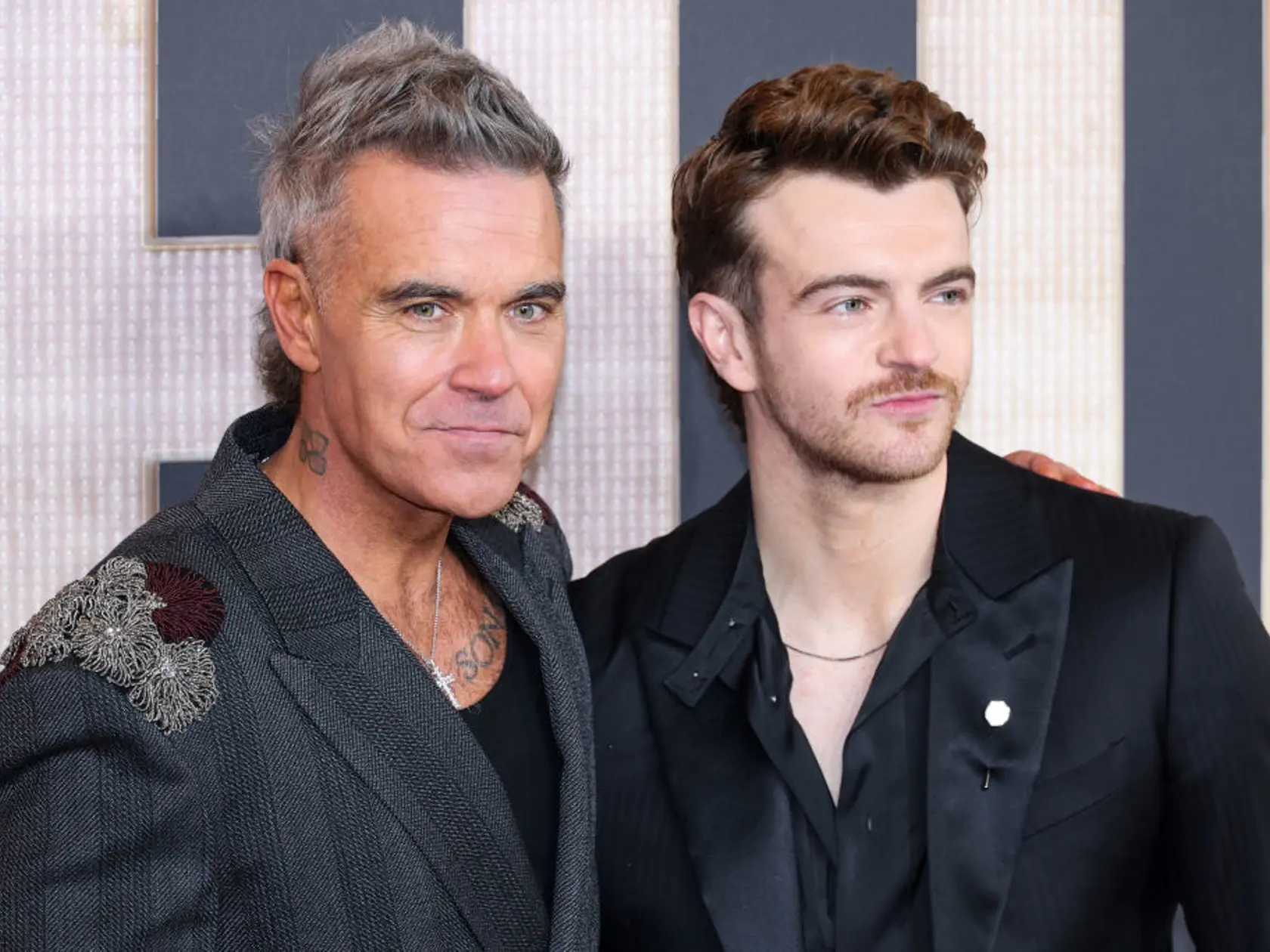 Robbie Williams na premiére životopisného filmu o sebe Better Man. Robbieho hrá herec Jonno Davies, ibaže má podobu opice. 