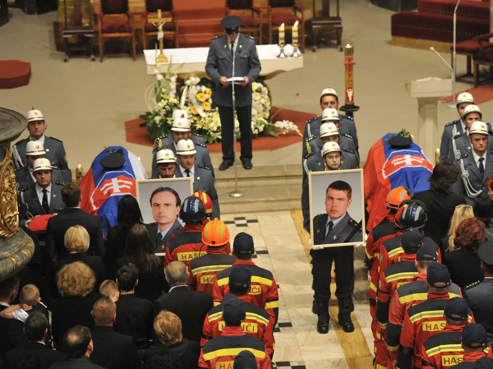 Posledná rozlúčka s hrdinami Radoslavom Lackom (†48) a Petrom Toďorom (†43).