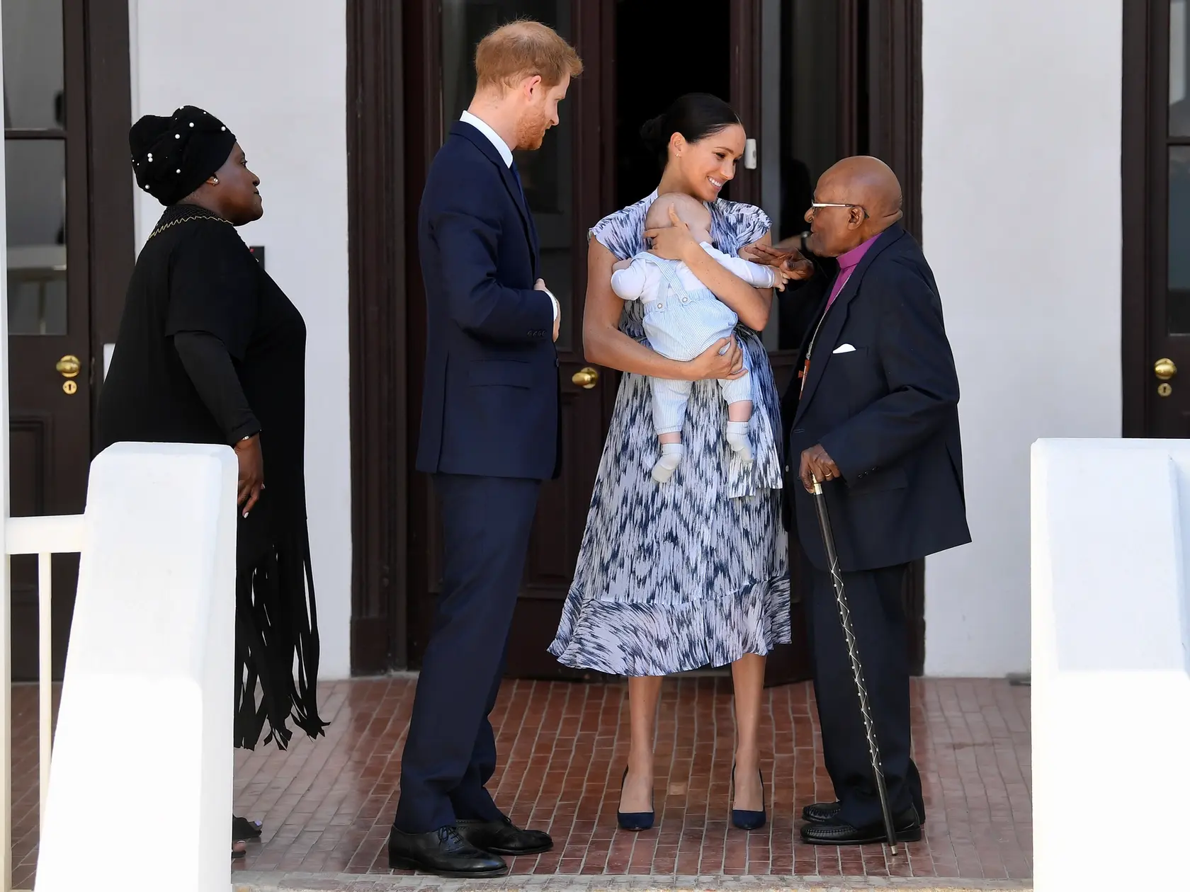 Harry a Meghan sa stretli s juhoafrickým biskupom, vzali aj synčeka Archieho.