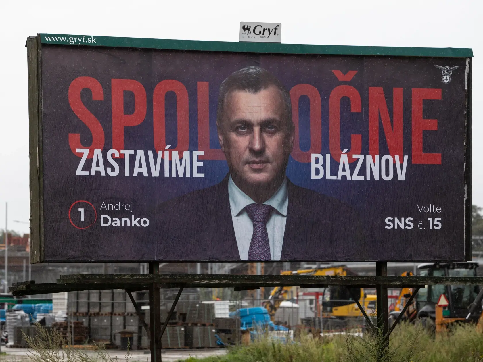 Predseda SNS sa na billboardoch snaží označiť bývalú koalíciu za bláznov.