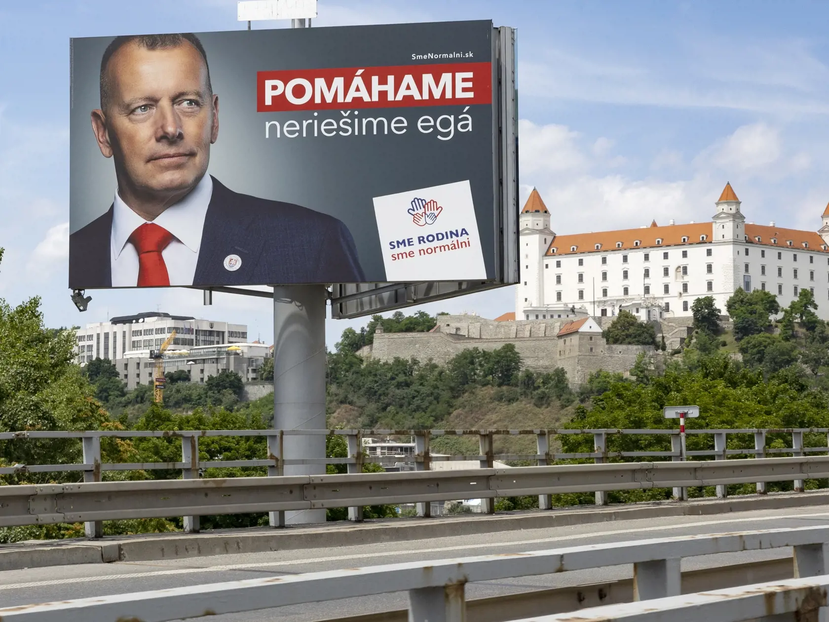 Sme rodina Borisa Kollára na tomto billboarde naráža na svojich bývalých koaličných partnerov. S veľkou pravdepodobnosťou hlavne na Igora Matoviča a Richarda Sulíka, ktorí sa vo vláde neustále hádali.