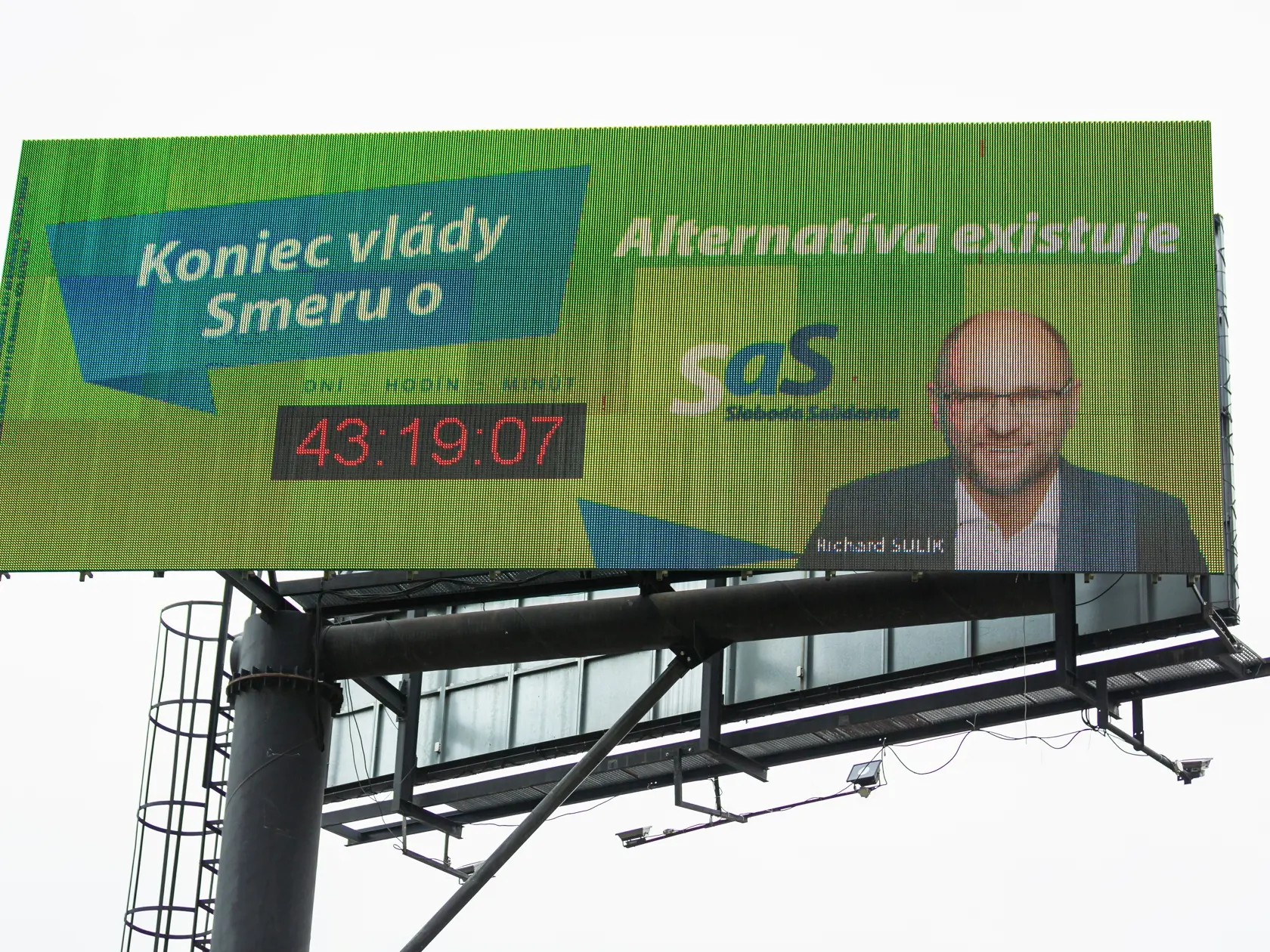 Pred voľbami 2020 sa Fedor Flašíka snažila napodobniť strana SaS, ktorá odpočítavala koniec vlády Smeru.