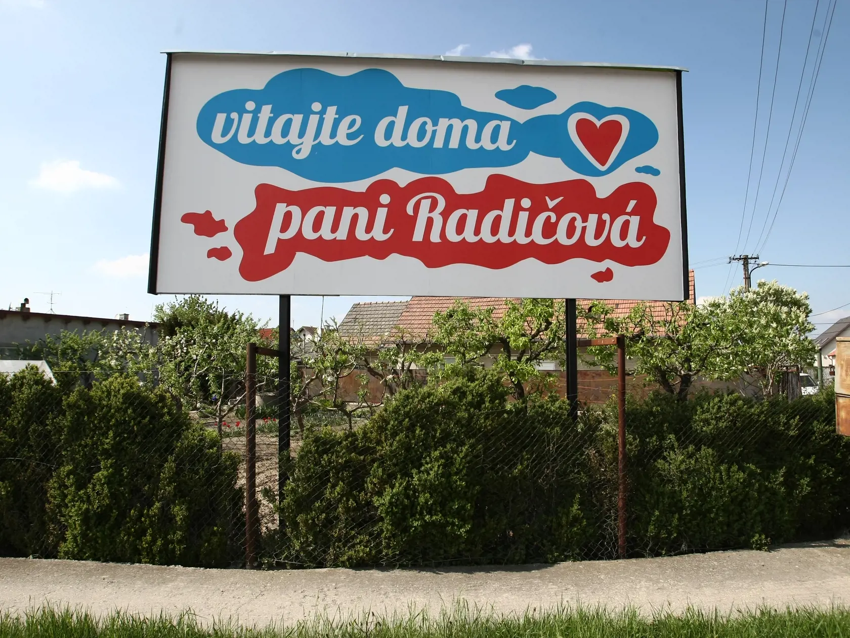 Pre zmenu niečo milé. Billboard vítajúci expremiérku Ivetu Radičovú v obci Nová dedinka.