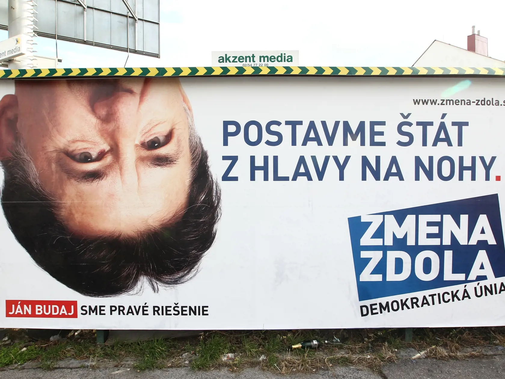 Zmena Zdola Jána Budaja prišla v minulosti s netradičným billboardom. Slovensko chceli postaviť na nohy.