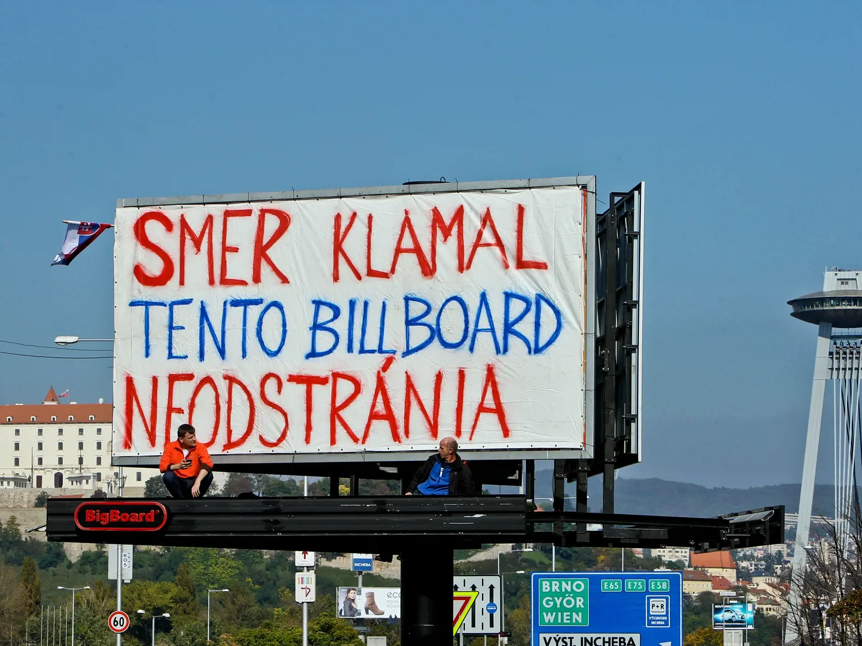 Alojz Hlina je známy svojimi netradičnými činmi. V minulosti obsadil jeden z billboardov Smeru pri moste SNP. Hlina tvrdil, že billboard je nelegálne postavený na pozemku mesta.
