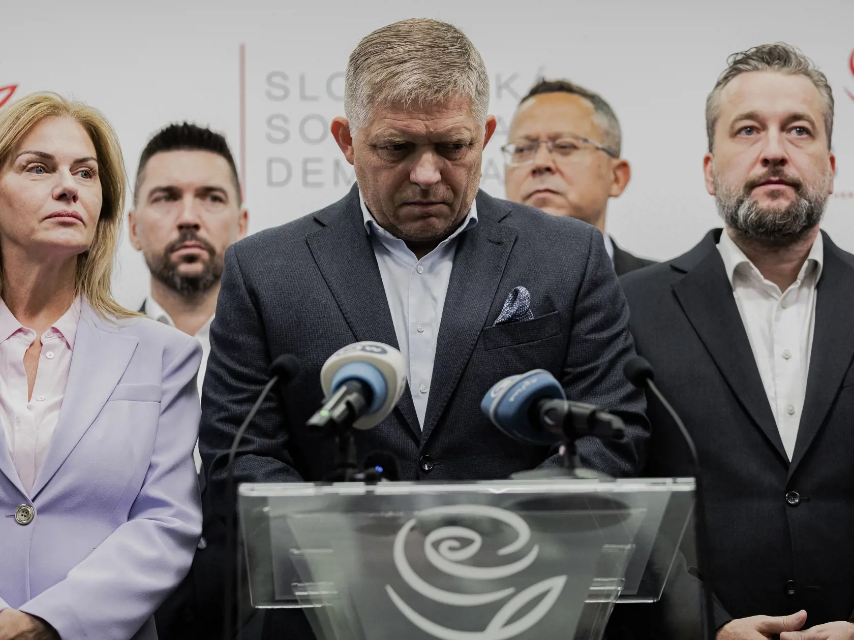 Na snímke Monika Beňová, Robert Fico a Ľuboš Blaha počas tlačovej konferencia strany Smer - slovenská sociálna demokracia po skončení predčasných parlamentných volieb.