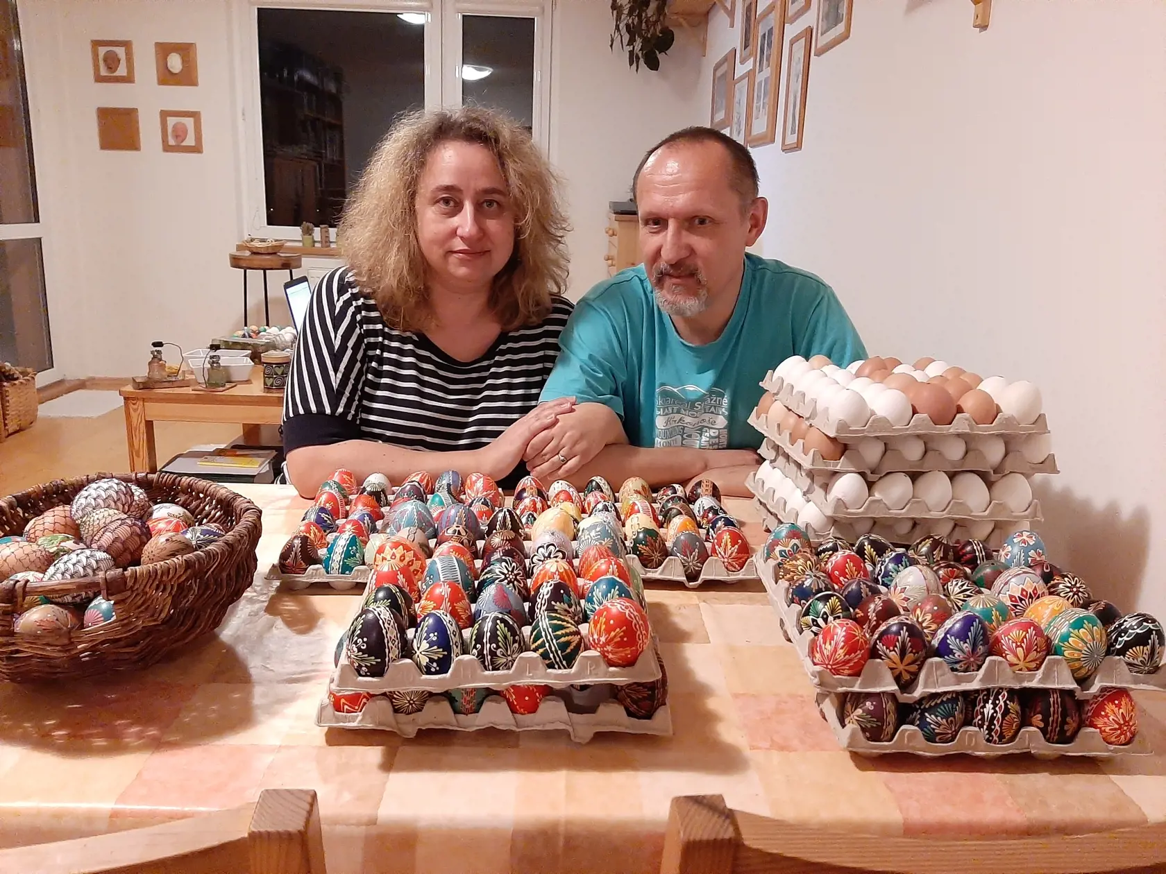 Iveta a Zlatoň zdobia kraslice tradičnou batikovou technikou