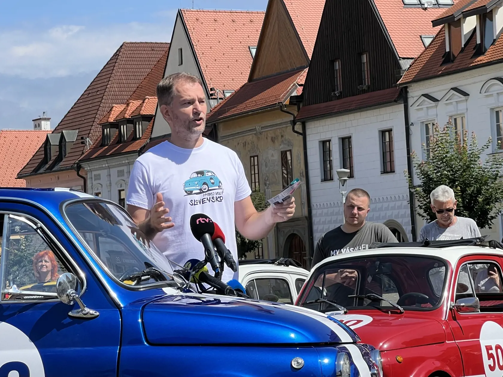Predseda hnutia OĽANO a priatelia Igor Matovič počas tlačovej konferencie v Bardejove v sobotu 29. júla 2023. OĽANO vstupuje do predvolebnej kampane s vozidlami, ktoré sú podľa jeho predsedu Igora Matoviča symbolom boja proti mafii. Do predčasných septembrových volieb budú na 79 vozidlách FIAT 500 jazdiť kandidáti na poslancov Národnej rady SR. Následne vyžrebujú spomedzi ľudí, ktorí sa prihlásia prostredníctvom webstránky tých, ktorí budú na nich jazdiť štyri roky do ďalších volieb.