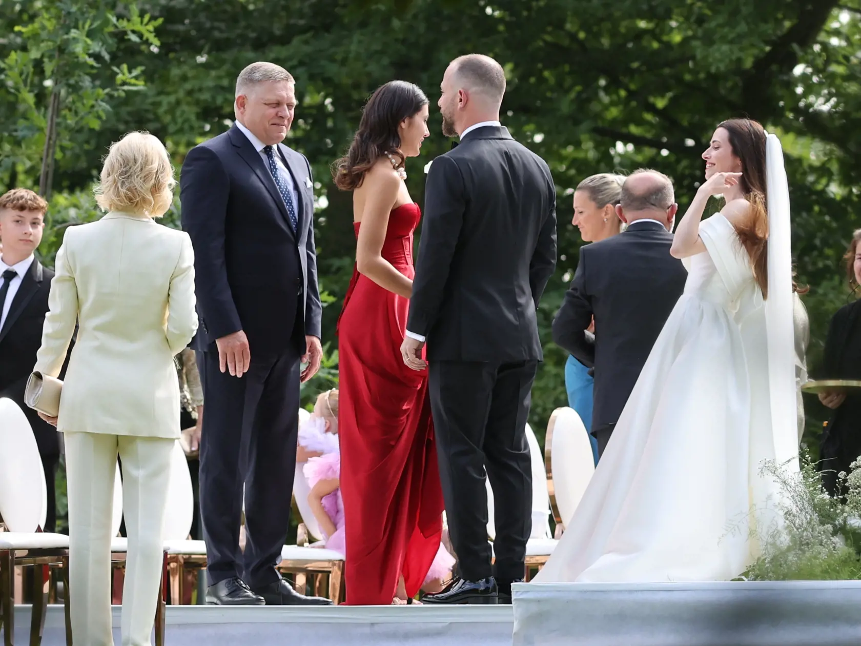 Marek Para pozval na svadbu aj expremiéra Roberta Fica, ktorého sprevádzala Katarína Szalayová, v červených šatách.