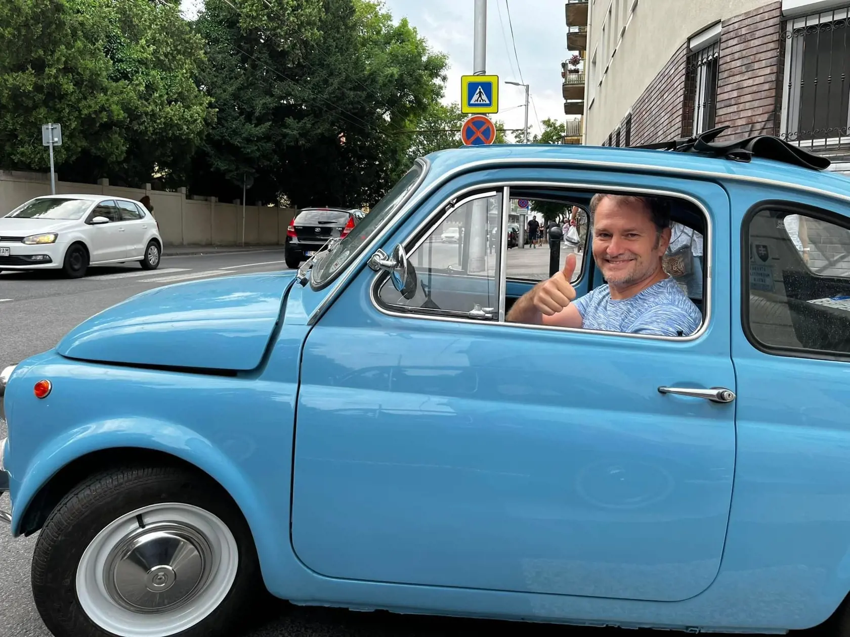 „OĽaNO si dalo podmienku, že nepôjde do vlády s nikým, kto po voľbách nevyplatí 500 euro. Toto je leitmotívom ich kampane a je to napísané aj na autíčkach. Motivovať ľudí na to, aby prišli voliť je správna vec, ale nemyslím si, že v tejto situácii, v ktorej sme a kde je náš rozpočet, by sme mali rozdávať 500 euro len za to, že prídu voliť,“ kritizoval ďalej Gyimesi.