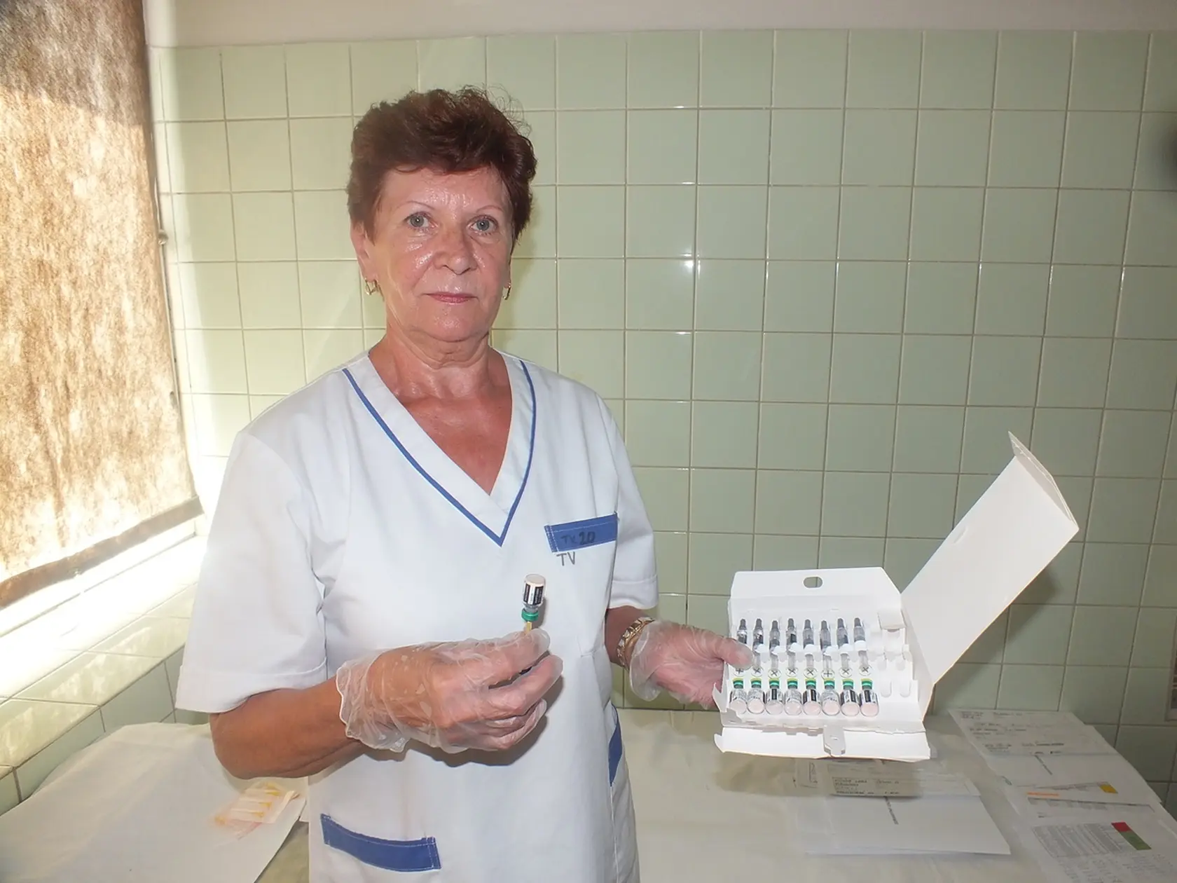 Zdravotná sestra Emília Jančová s očkovacou látkou proti osýpkam.