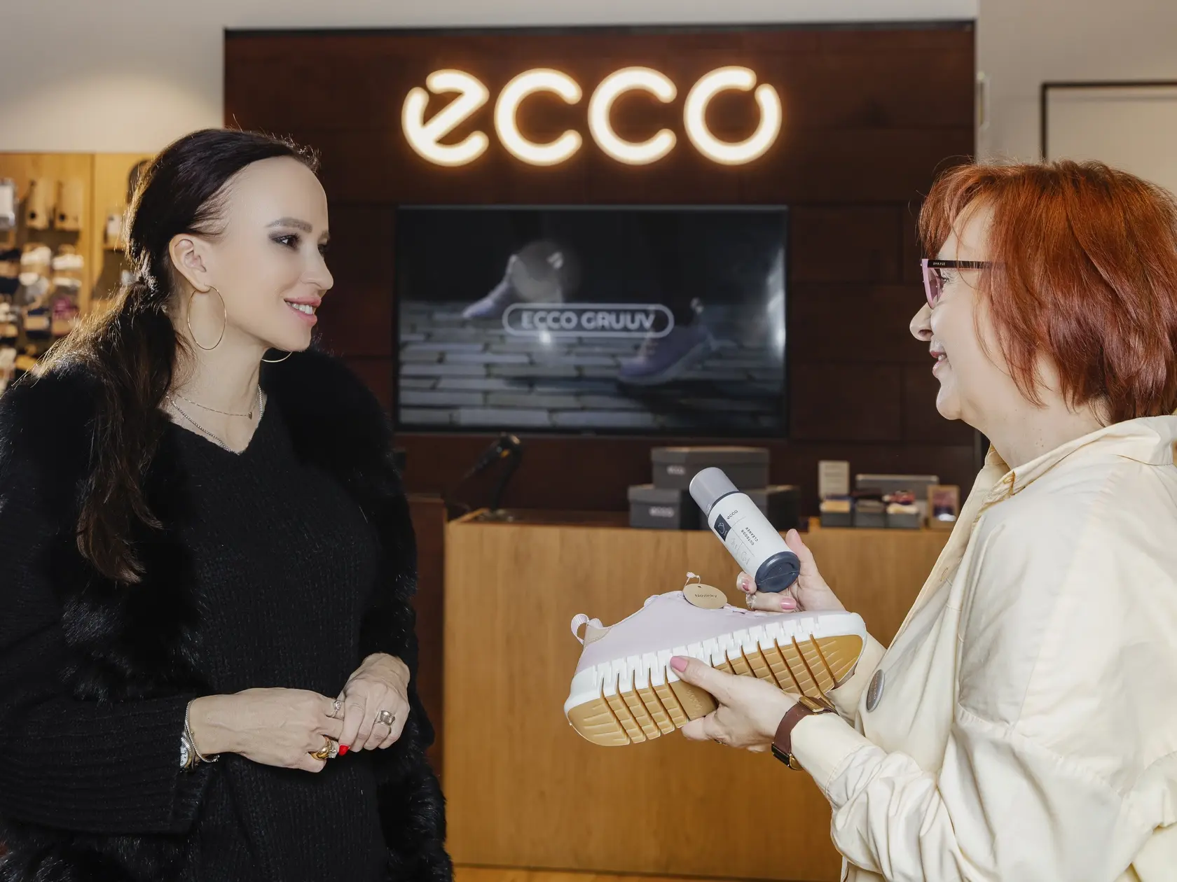 ECCO je dánska značka založená na dizajne, kvalite a inovatívnych technológiách, ktorá vyrába topánky s jedinečným komfortom. Spoločnosť zamestnáva viac ako 20 000 ľudí po celom svete a jej produkty sa predávajú v 98 krajinách.