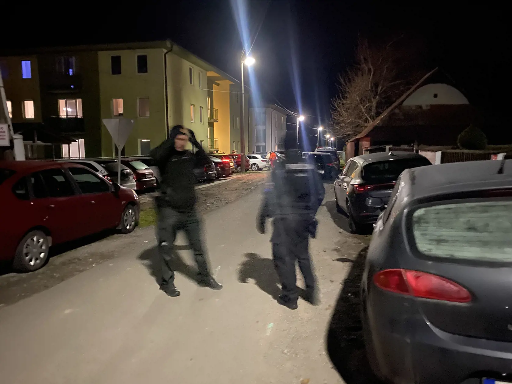 Ulica hrôzy. V Rokytove pri Bardejove, v prvom bytovom dome vľavo na fotografii, na prízemí, policajt zastrelil iba mesačné bábätko a potom zbraň obrátil proti sebe