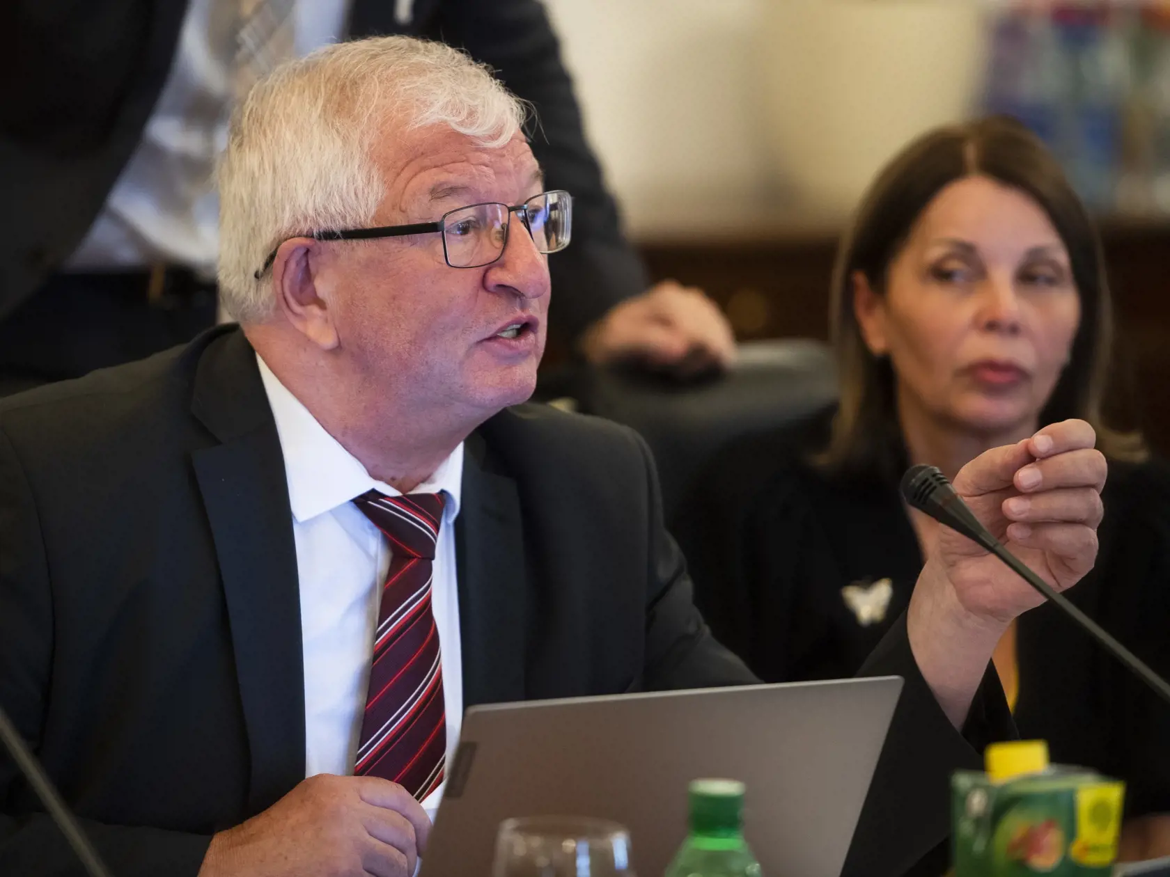 Na snímke zľava člen a kandidát na predsedu Súdnej rady SR Ján Mazák a členka Súdnej rady SR Katarína Javorčíková počas 9. zasadnutia Súdnej rady SR v Bratislave 29. júna 2020.