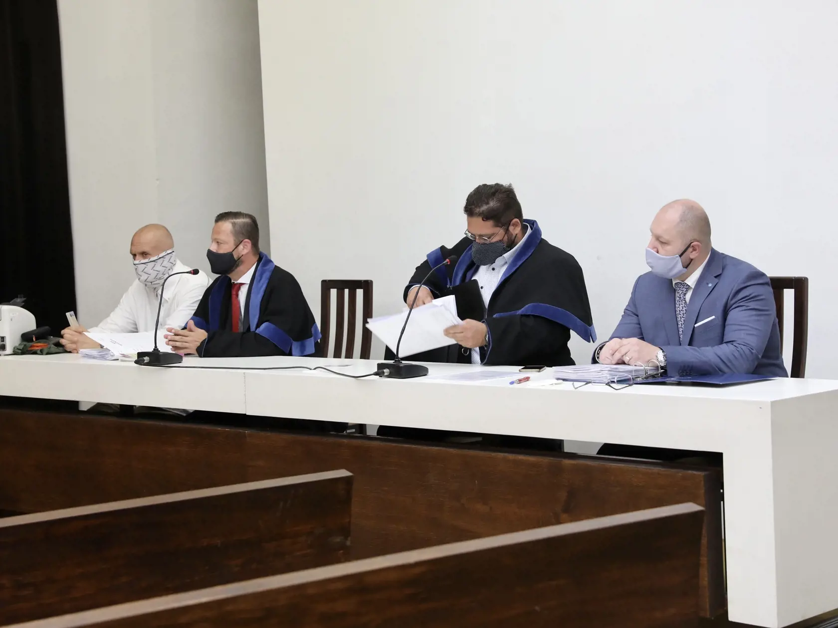 Obvinení advokáti Alexander Filo (úplne vlavo) a Martin Ribár (úplne vpravo).