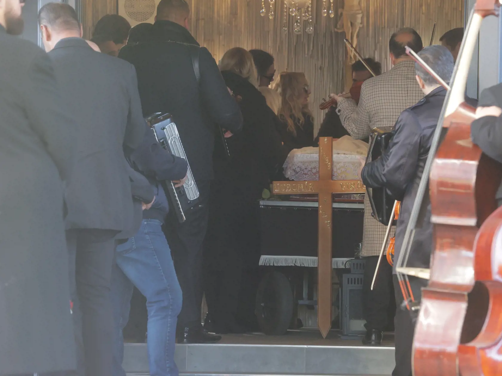 Posledná rozlúčka s hudobníkom Ľubom Virágom (†68), ktorý náhle zomrel pred pár dňami.