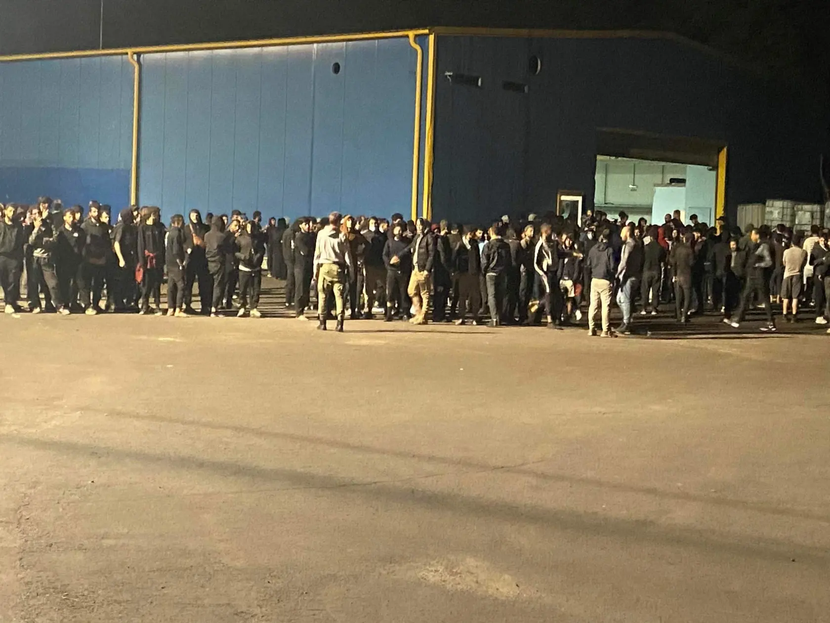 Spia v parkoch, zgrupujú sa pod oknami bytov, nechávajú za sebou haldy odpadu – nápor ilegálnych migrantov začína byť vo viacerých južných okresoch neúnosný. Sťažností občanov je čoraz viacej, situácia je kritická najmä vo Veľkom Krtíši.