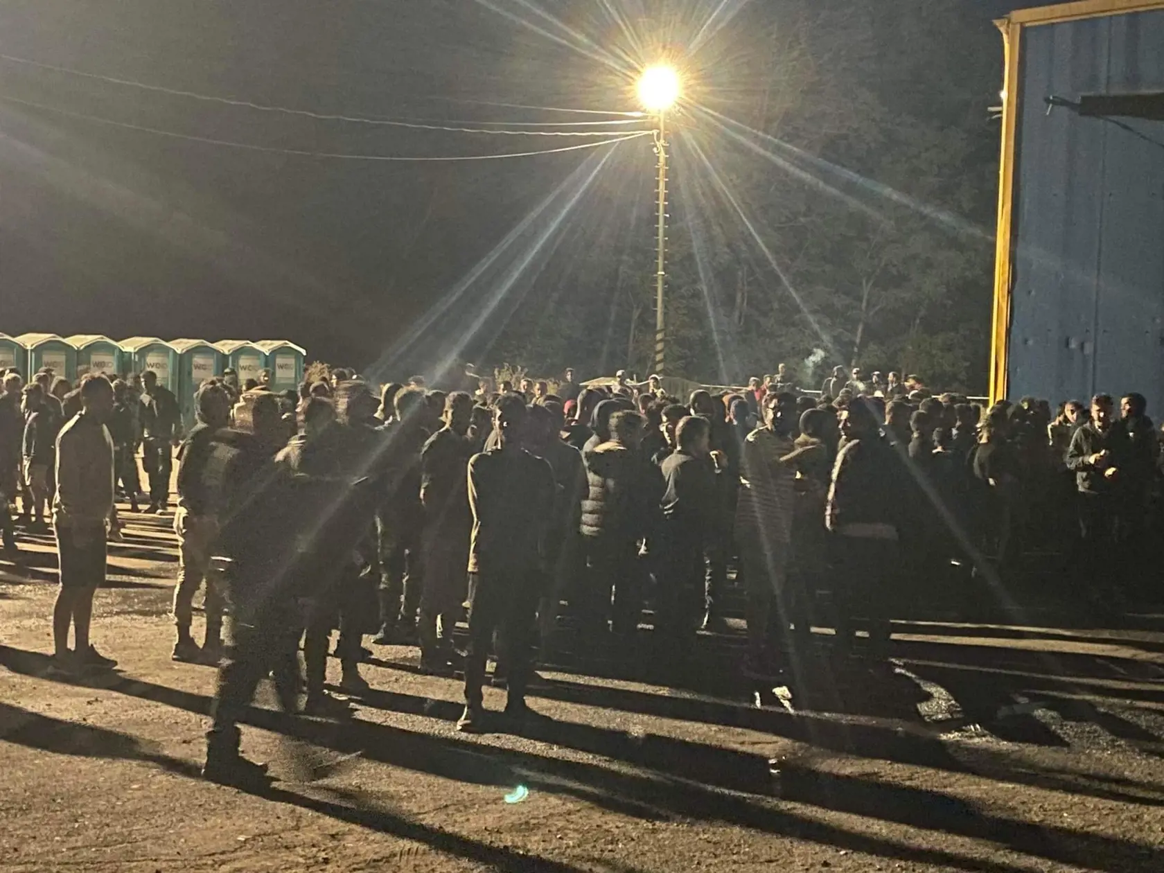 Spia v parkoch, zgrupujú sa pod oknami bytov, nechávajú za sebou haldy odpadu – nápor ilegálnych migrantov začína byť vo viacerých južných okresoch neúnosný. Sťažností občanov je čoraz viacej, situácia je kritická najmä vo Veľkom Krtíši.