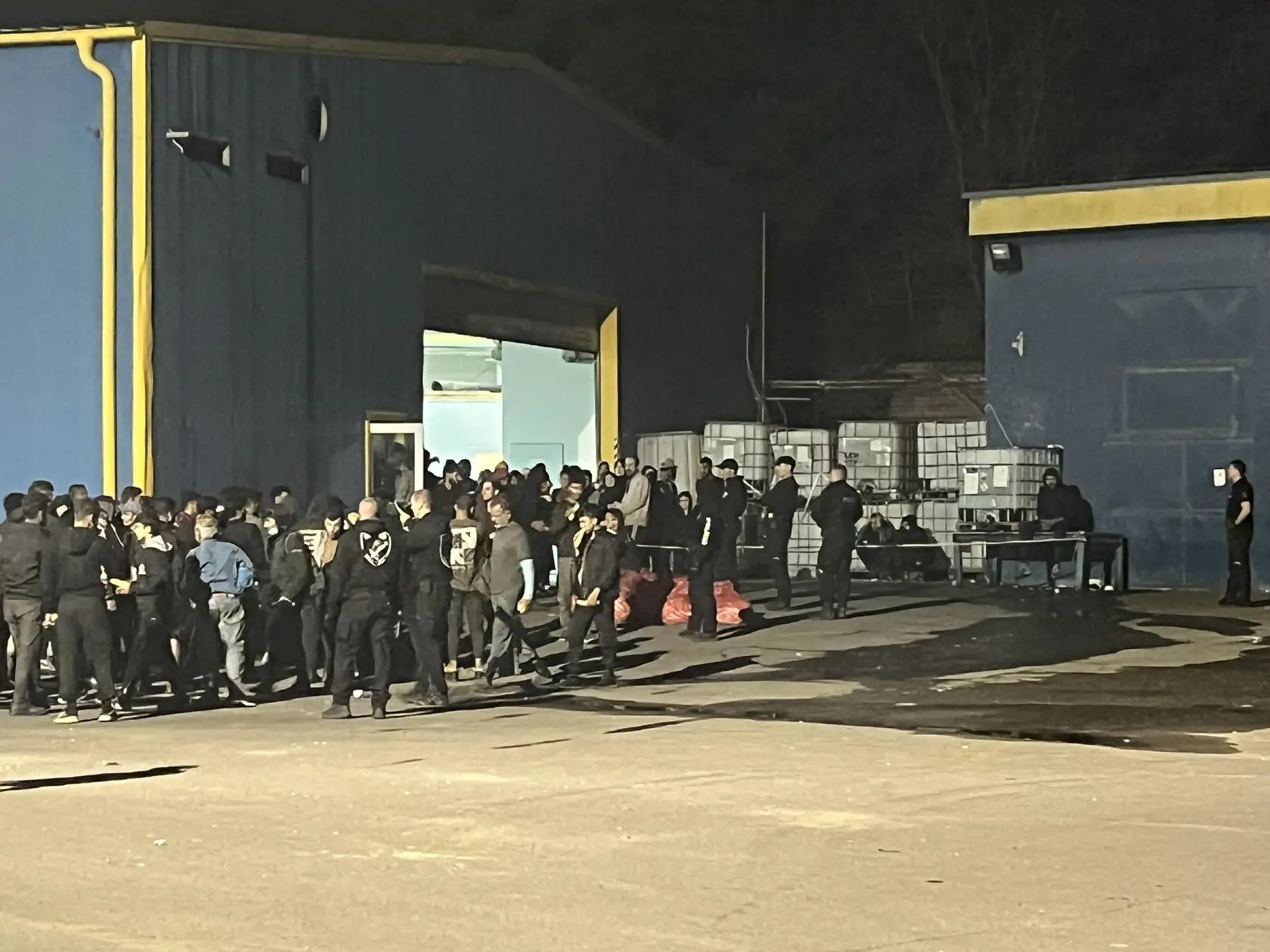 V blízkosti mesta Veľký Krtíš bol zriadený v hale súkromnej spoločnosti záchytný tábor pre migrantov. Aktuálne je v ňom takmer 700 cudzincov, no stále pribúdajú ďalší. Miestni obyvatelia sú celou situáciou právom znepokojení, mnohí z nich sa obávajú o svoju bezpečnosť. Tiež ich hnevá, že o zriadení záchytného tábora pre nelegálnych migrantov mesto nikto neinformoval.