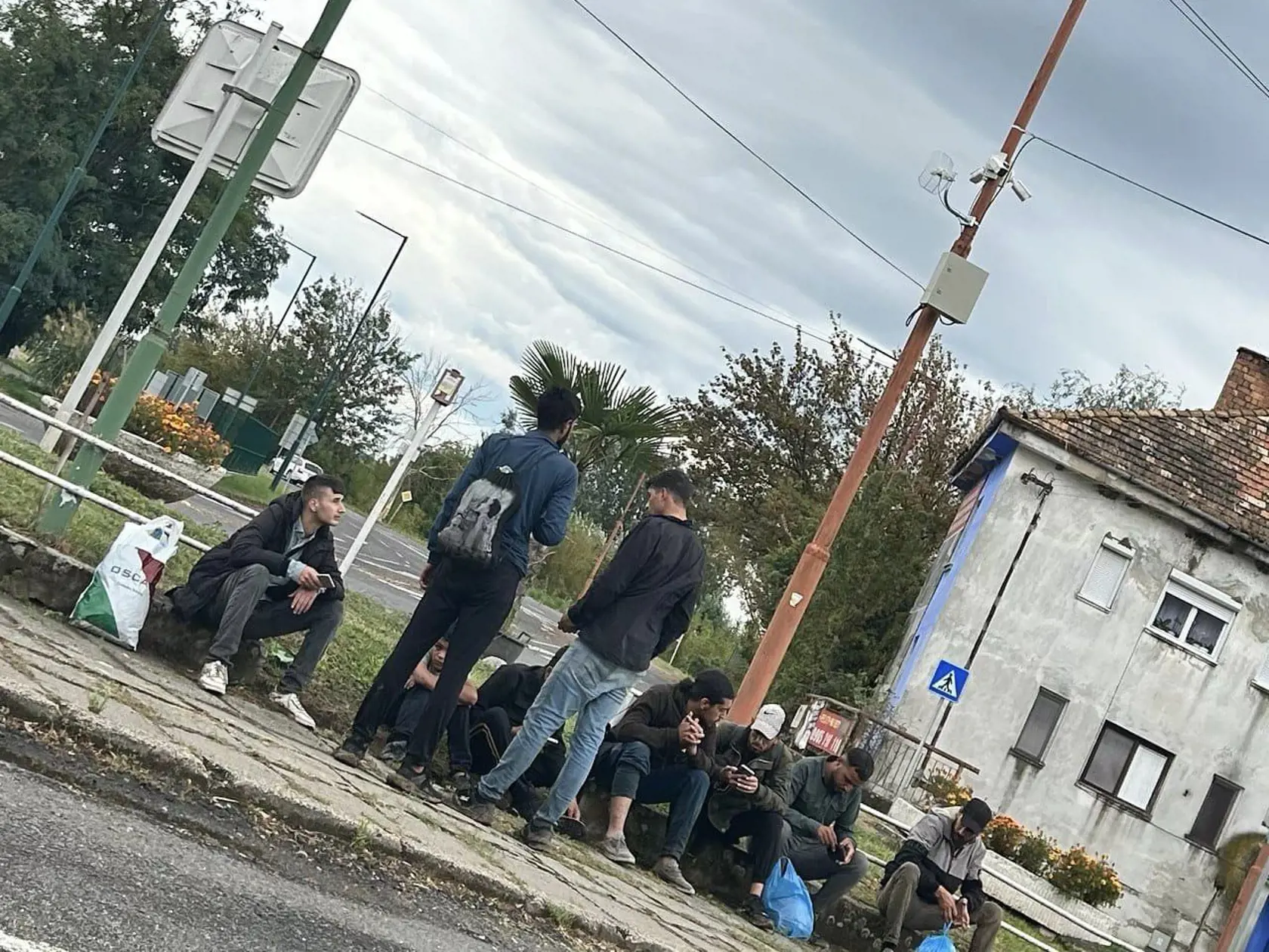 Spia v parkoch, zgrupujú sa pod oknami bytov, nechávajú za sebou haldy odpadu – nápor ilegálnych migrantov začína byť vo viacerých južných okresoch neúnosný. Sťažností občanov je čoraz viacej. Fotografie sú z obcí Slovenské Ďarmoty a Veľká Čalomija z 3.9.2023 , spolu ďalších približne 110 nelegálnych imigrantov.