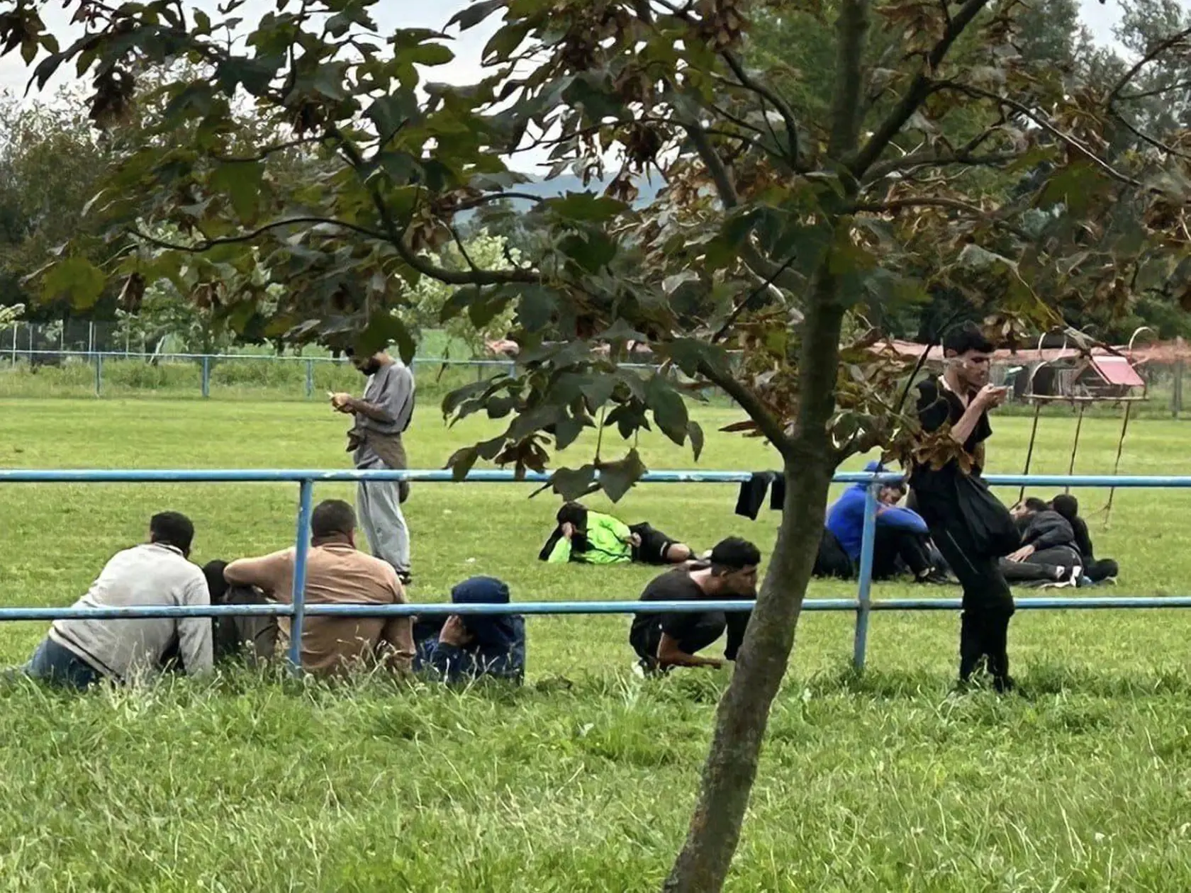 Spia v parkoch, zgrupujú sa pod oknami bytov, nechávajú za sebou haldy odpadu – nápor ilegálnych migrantov začína byť vo viacerých južných okresoch neúnosný. Sťažností občanov je čoraz viacej. Fotografie sú z obcí Slovenské Ďarmoty a Veľká Čalomija z 3.9.2023 , spolu ďalších približne 110 nelegálnych imigrantov.