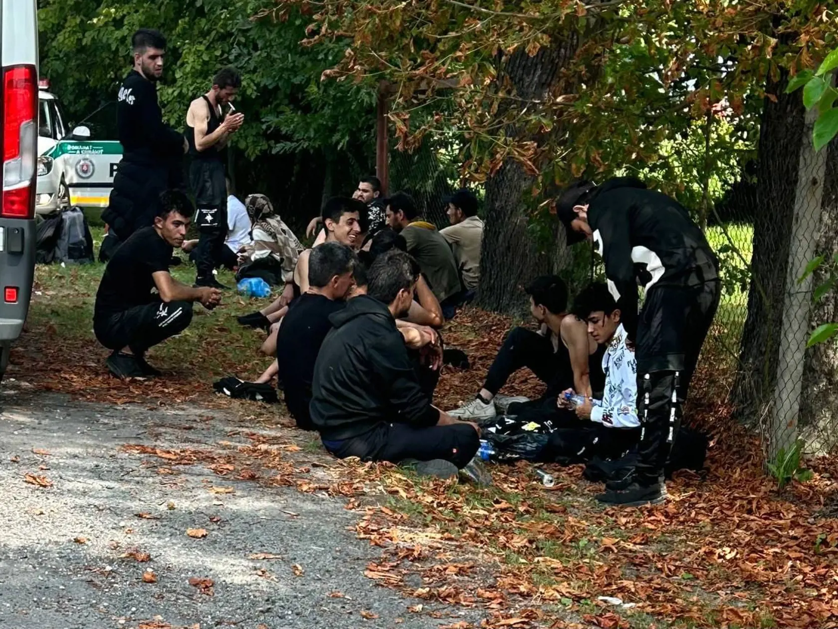 V blízkosti mesta Veľký Krtíš bol zriadený v hale súkromnej spoločnosti záchytný tábor pre migrantov. Aktuálne je v ňom takmer 700 cudzincov, no stále pribúdajú ďalší. Miestni obyvatelia sú celou situáciou právom znepokojení, mnohí z nich sa obávajú o svoju bezpečnosť. Tiež ich hnevá, že o zriadení záchytného tábora pre nelegálnych migrantov mesto nikto neinformoval. Veci sa vraj dozvedajú priebežne a neoficiálnou cestou.