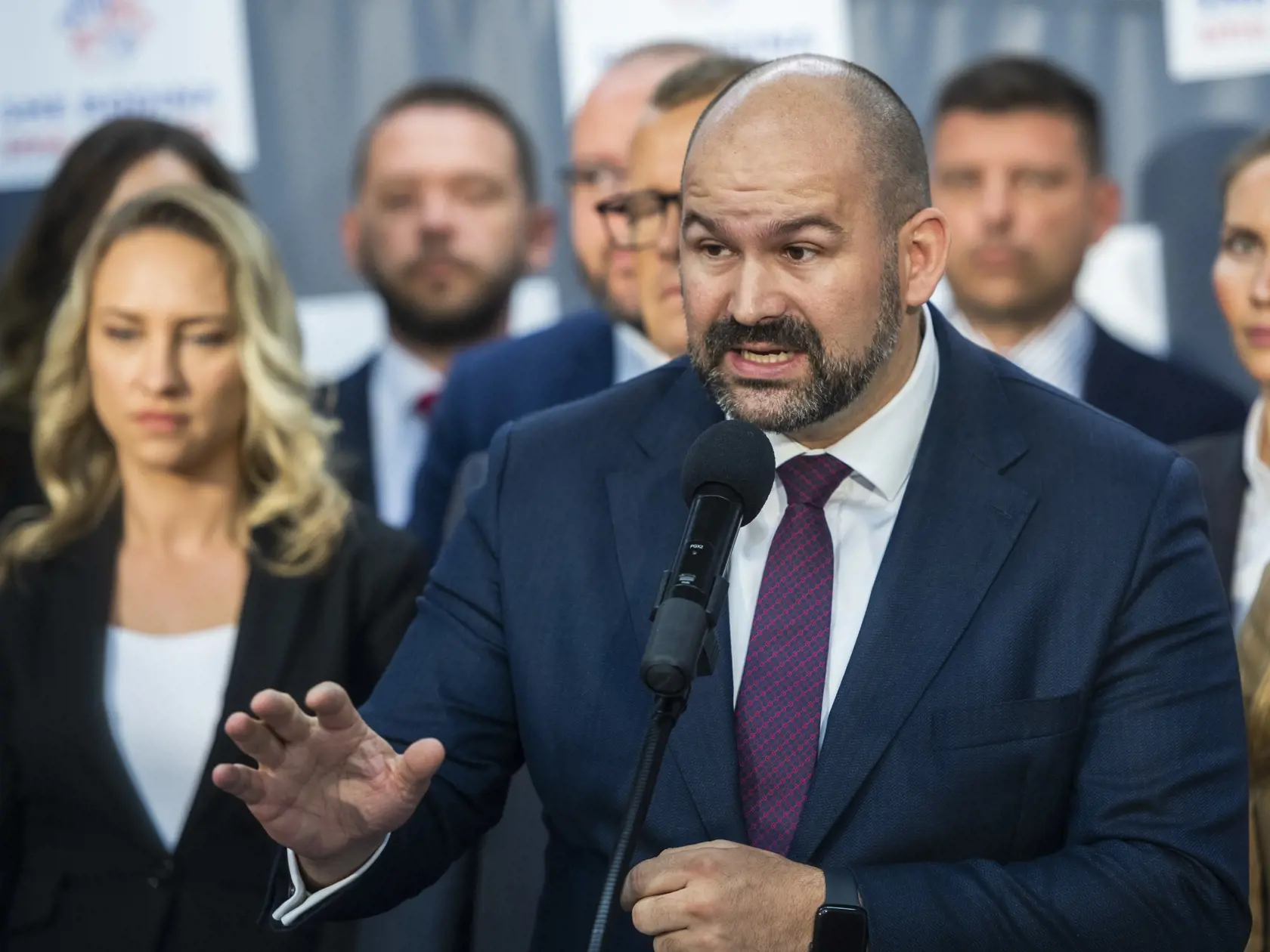 Podľa podpredsedu hnutia Sme rodina Petra Pčolinského zvýšený nárast migrantov prichádzajúcich cez južnú hranicu je spôsobený nečinnosťou maďarskej polície. Kritizoval v tejto súvislosti prezidenta Policajného zboru Hamrana. "Zaráža ma, prečo sa tvári, že sa nič nedeje. Už pred vyše rokom sme žiadali opatrenia na našich hraniciach s Maďarskom, avšak zo strany PZ sme sa dočkali ignorácie," uviedol.