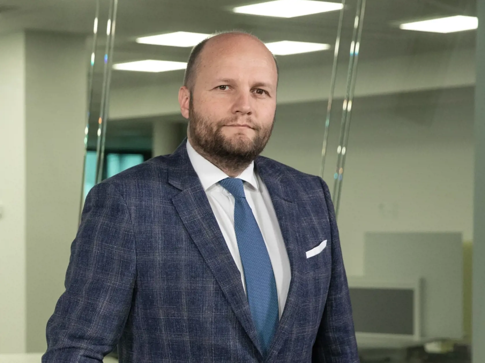 Nasadenie Ozbrojených síl SR je podľa SaS v tejto situácii vítané. Bývalý minister obrany Jaroslav Naď (Demokrati) kritizoval šéfa Smeru-SD Roberta Fica za vyjadrenia k téme nelegálnej migrácie. Exminister tvrdí, že štát má situáciu pod kontrolou a musíme si zvyknúť, že migranti sem budú prúdiť aj niekoľko rokov. "Vždy v lete budú prichádzať utečenci, v zime je ich menej, to je realita," dodal s tým, že v tejto oblasti nebude hrať hru Fica.