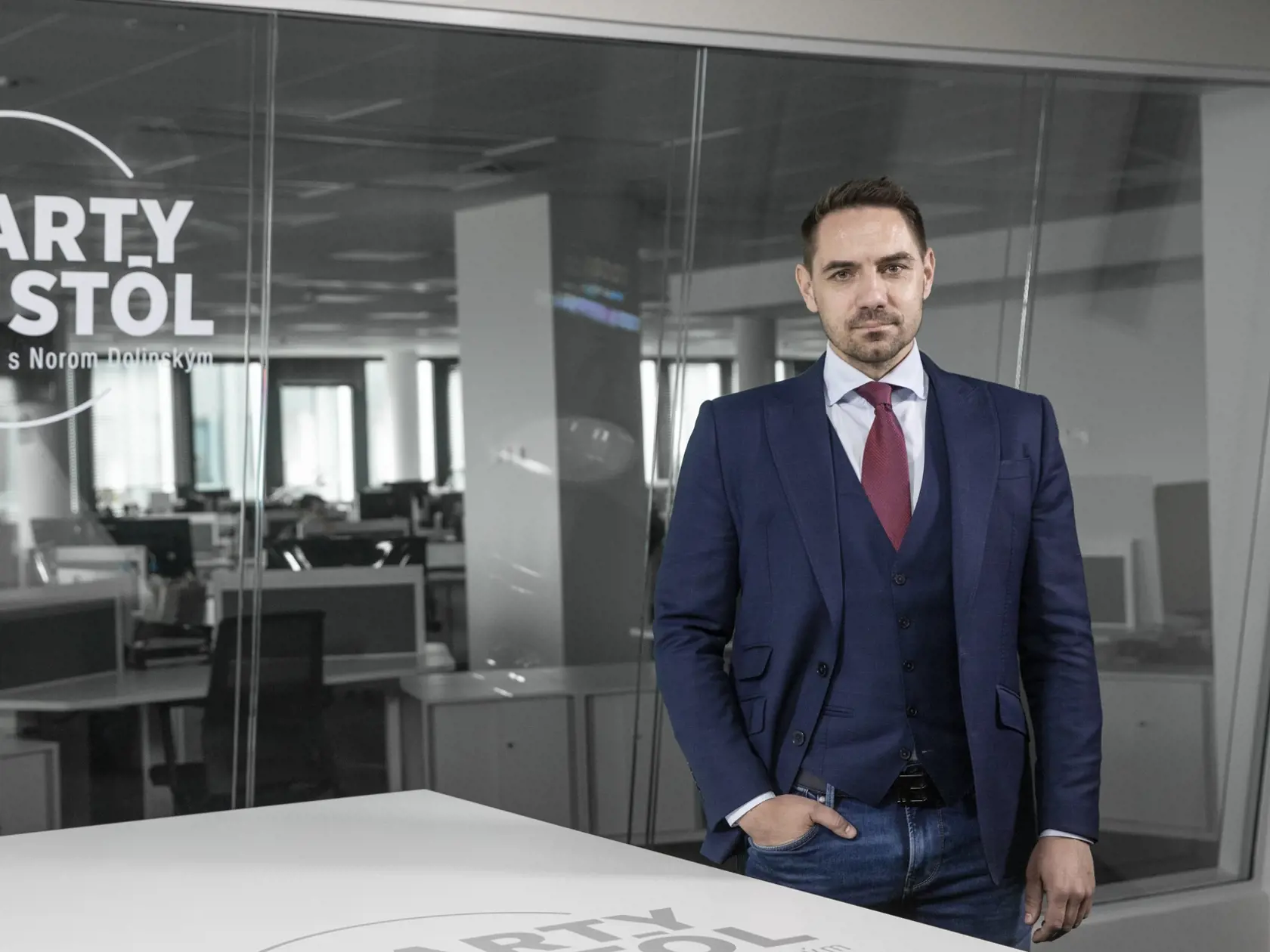 Situáciu s nelegálnymi migrantmi na juhu Slovenska kritizoval aj György Gyimesi (Aliancia): “Ódor, Hamran a Čaputová nechcú vidieť migráciu, zakrývajú si pred ňou oči a denno-denne klamú ľudí. Dostávam správy, že v Okolí Veľkého Krtíša, Nových Zámkoch, Dunajskej Strede korzujú desiatky a stovky nelegálnych migrantov. Policajný prezident hovorí o tom, že to problém nie je, že sú to matky s deťmi, ale ja dostávam fotky výlučne o mladých mužoch.