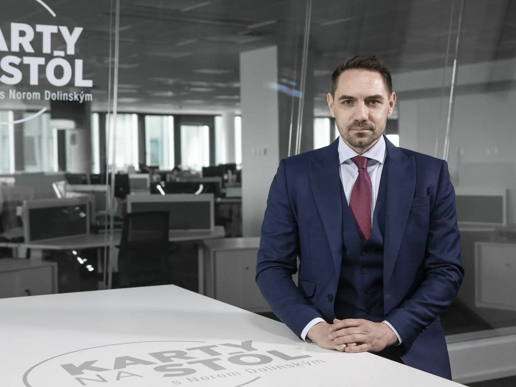 “Nie je možné, aby armáda Slovenskej republiky v čase, keď bol covid chránila hranice okresov a nepúšťala ľudí z okresu do okresu, ale dnes nemôže ísť na hranice a chrániť Slovenskú republiku a občanov pred nelegálnymi migrantmi,” podotkol tiež.