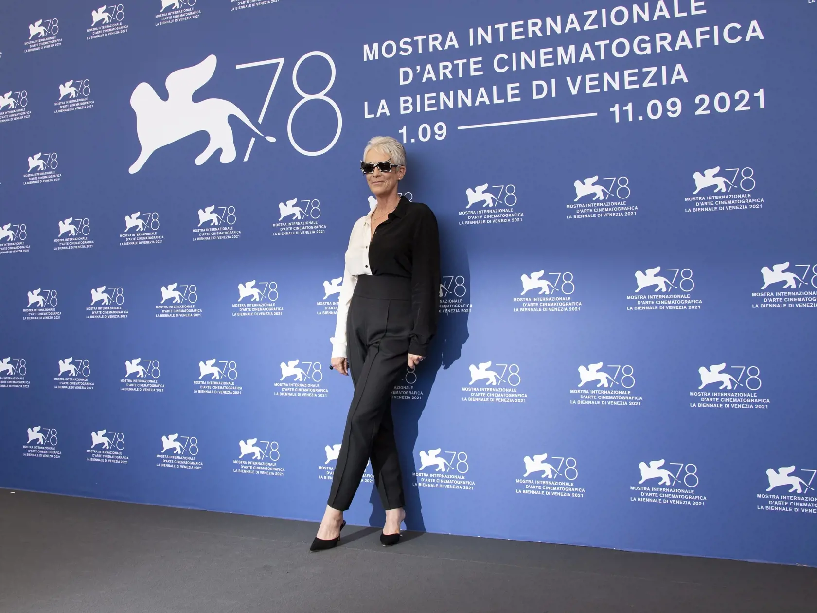 Jamie Lee Curtis ako štýlová dôchodkyňa.