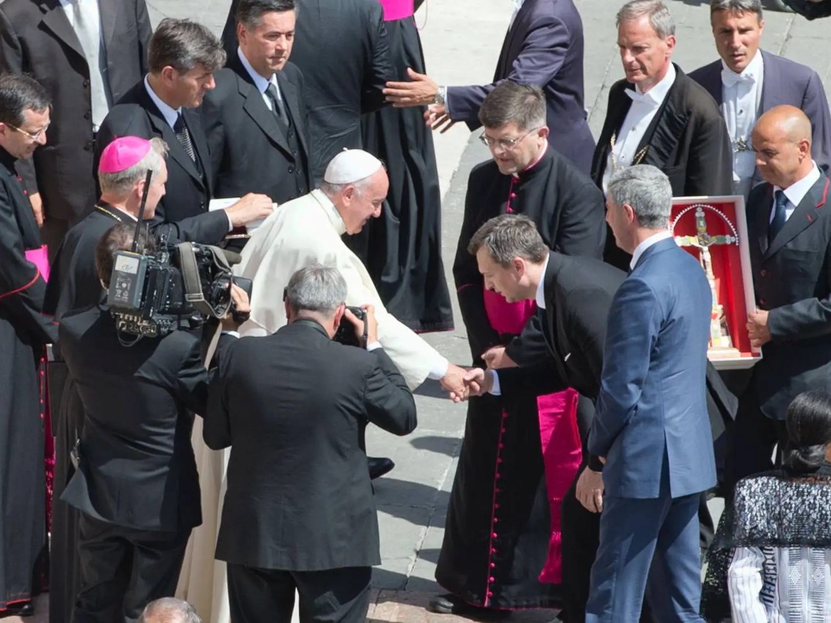 Andrej Danko počas generálnej audiencii u pápeža, ktorú absolvoval v spoločnosti vtedajšieho podpredsedu parlamentu Bélu Bugára, mal s pontifikom krátke osobné stretnutie priamo na Námestí sv. Petra. Bolo to v roku 2016