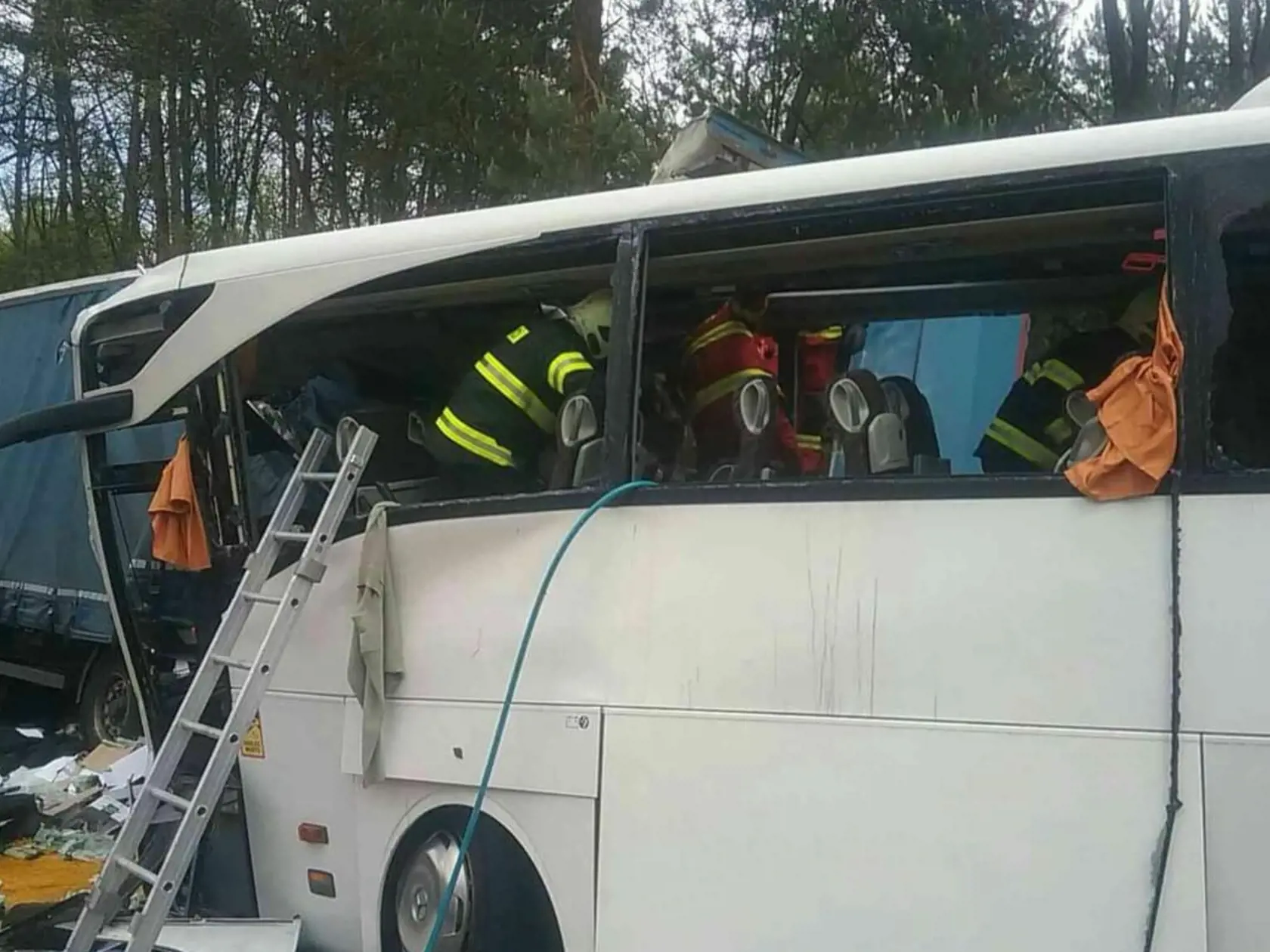 Nehoda kamióna a autobusu, ktorá sa v pondelok predpoludním stala na diaľnici D2 v smere na Kúty, si vyžiadala jednu obeť.
