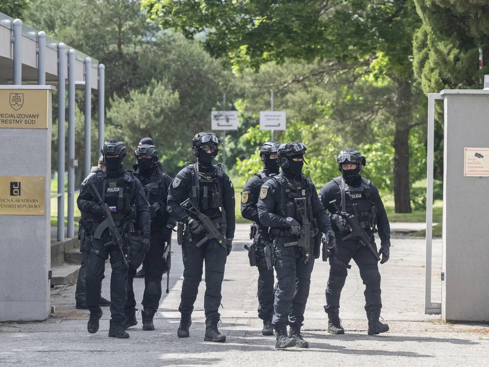Na snímke príslušníci Pohotovostného policajného útvaru strážia po prevoze obvineného muža Juraja C. na Špecializovaný trestný súd (ŠTS) v Pezinku v sobotu 18. mája 2024. Muža obvineného z pokusu o vraždu premiéra Roberta Fica (Smer-SD) vzal Špecializovaný trestný súd (ŠTS) do vyšetrovacej väzby. Rozhodnutie zatiaľ nie je právoplatné. Informovala o tom hovorkyňa ŠTS Katarína Kudjáková. Prokurátorka Generálnej prokuratúry navrhovala pre obvineného 71-ročného Juraja C. väzbu z dôvodu možného útek