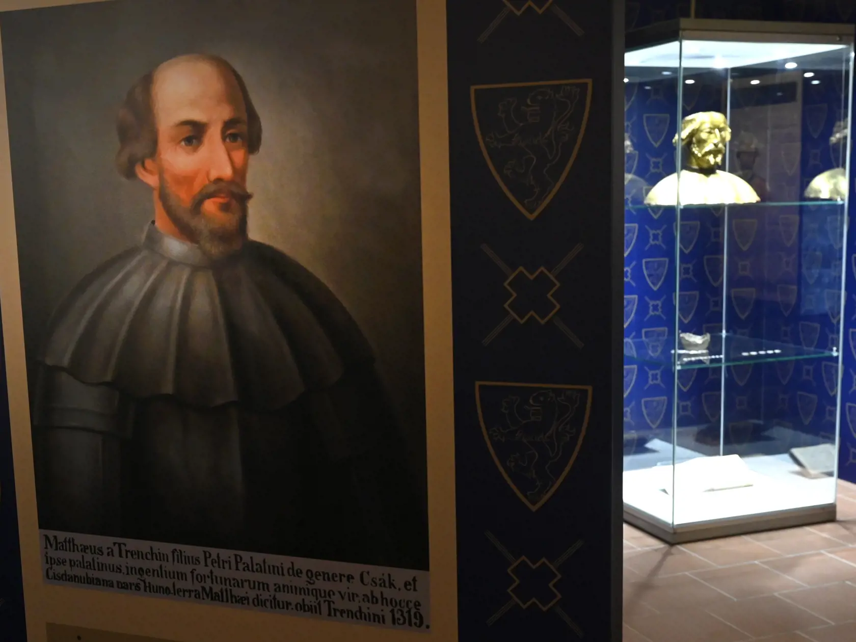 Najzaujímavejšou súčasťou expozície pri príležitosti 700. výročia úmrtia Matúša Čáka bola Trenčianska herma – kópia busty Matúša Čáka Trenčianskeho. Pochádza z prelomu 19. a 20. storočia, pre potreby výstavy si ju až do konca augusta budúceho roka požičali z Maďarského národného múzea. Na snímke portrét Matúša Čáka Trenčianskeho a v pozadí herma. FOTO TASR - R