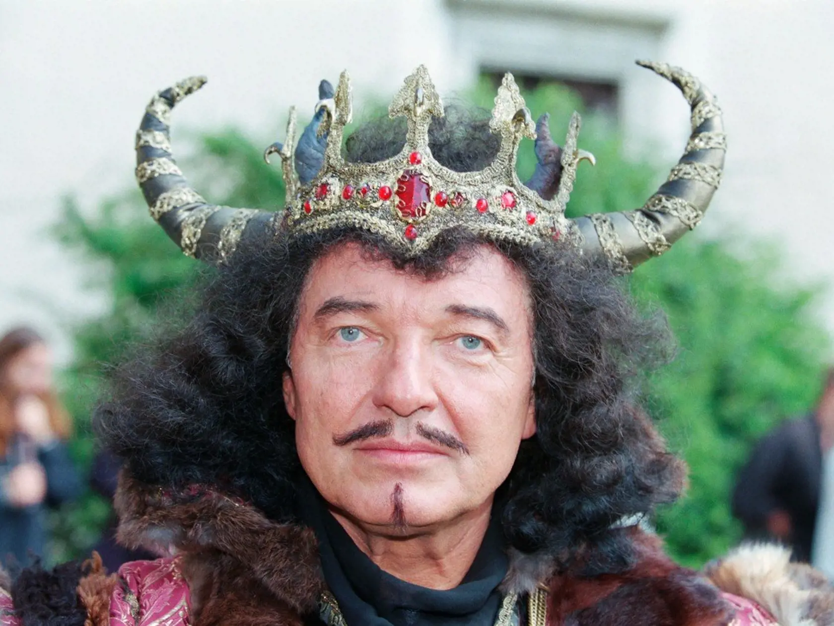 Karel Gott v rozprávke Z pekla štěstí 2: "Na to, aká hviezda Karel bol, nemal vôbec žiadne požiadavky. Naopak bol úslužný, vnímavý a vždy úplne perfektne pripravený. Bolo neuveriteľné s ním točiť ... Karel herec nebol. Ale snažil sa a bol pred kamerou úžasný, "