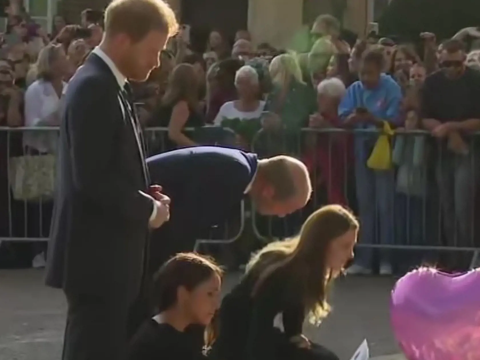 Princ a princezná z Walesu a vojvoda a vojvodkyňa zo Sussexu boli privítaní potleskom, keď spolu kráčali popri bránach hradu Windsor, keď si uctili dedičstvo Jej Veličenstva tým, že dočasne odložili bokom spory vyvolané Megxitom, ktoré rozbili kráľovskú rodinu v posledných rokoch a uvrhla britskú monarchiu do jednej z jej najvážnejších kríz.