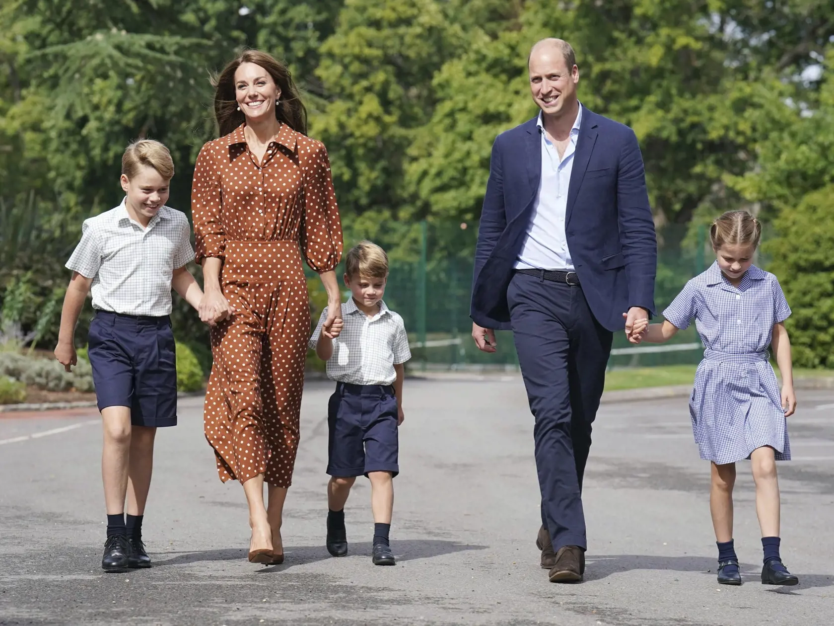 Kate a William vyprevádajú svoje deti do novej školy.