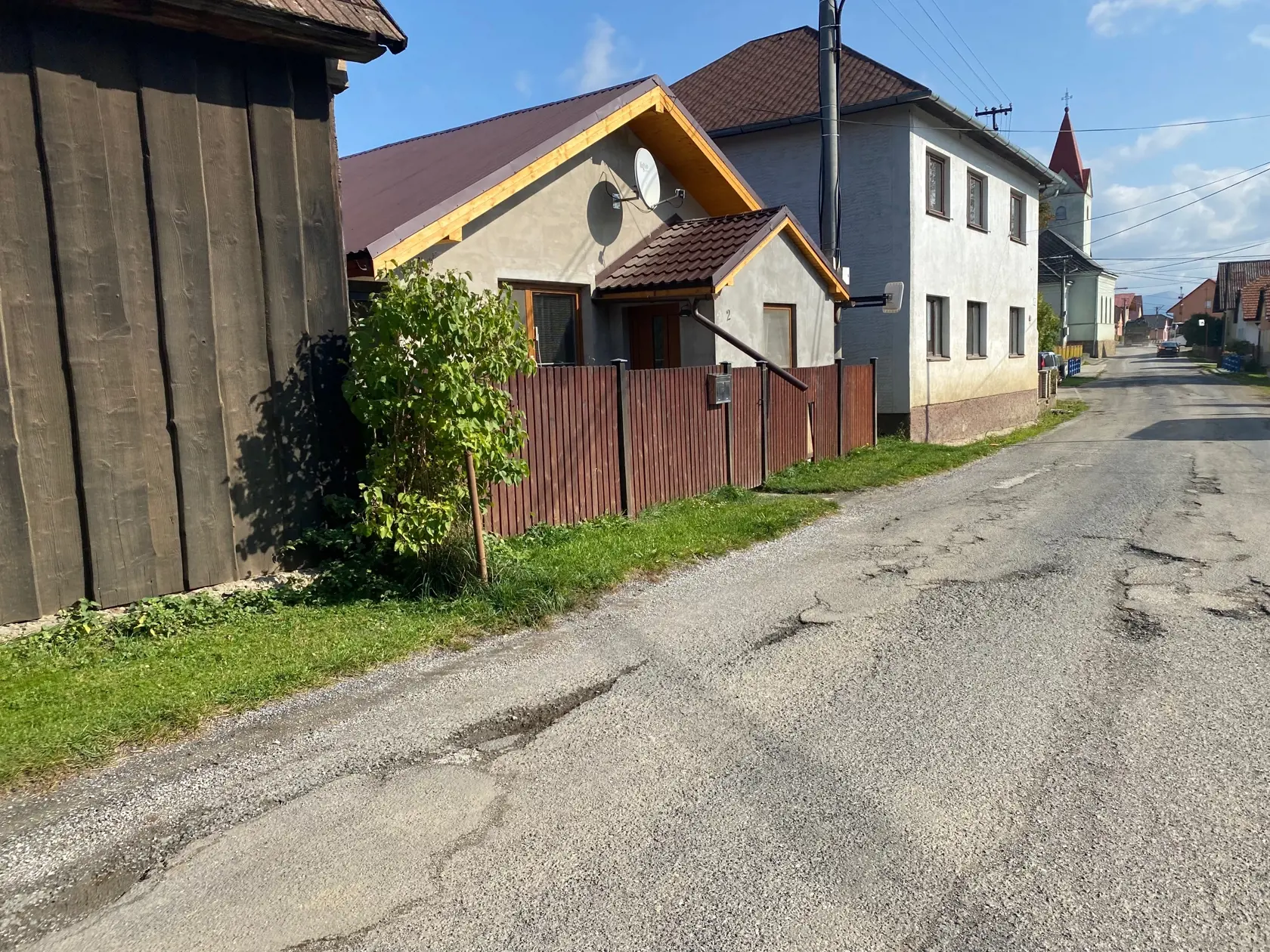 Obec Vojňany v Kežmarskom okrese sa stala neslávne známou. Polícia označila za sériového vraha jej obyvateľa Jána, ktorý si tu postavil rodinný dom a býval v ňom s družkou a dvomi malými deťmi, mamou a otčimom.
