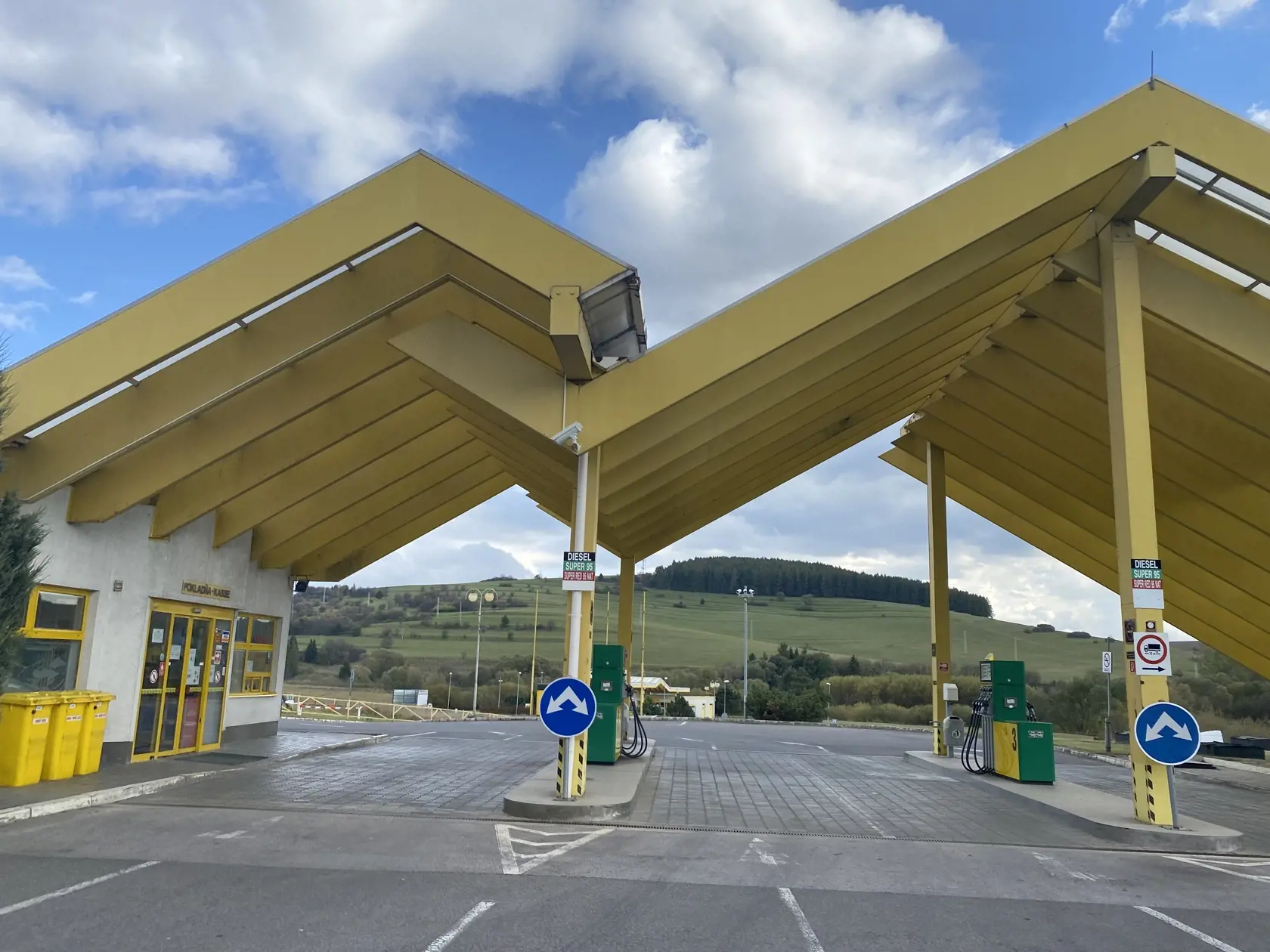 Čerpacia stanica vo Veľkej Lomnici. Stojí na kopci, za ňou je už iba lúka, vrah tadiaľ mohol nebadane ujsť.