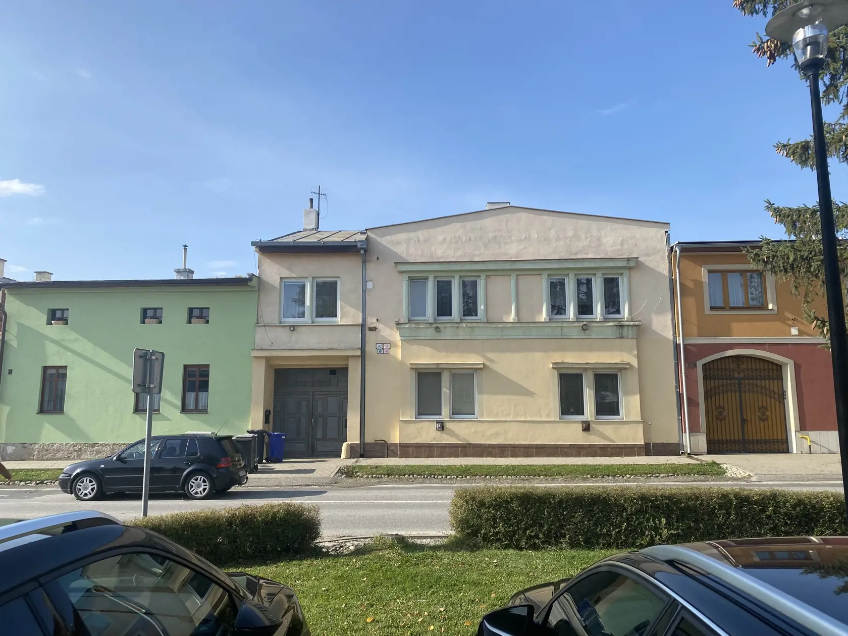 Rodinný dom Lackovcov, pred ním na parkovisku zadržali policajti nevinného Lukáša.
