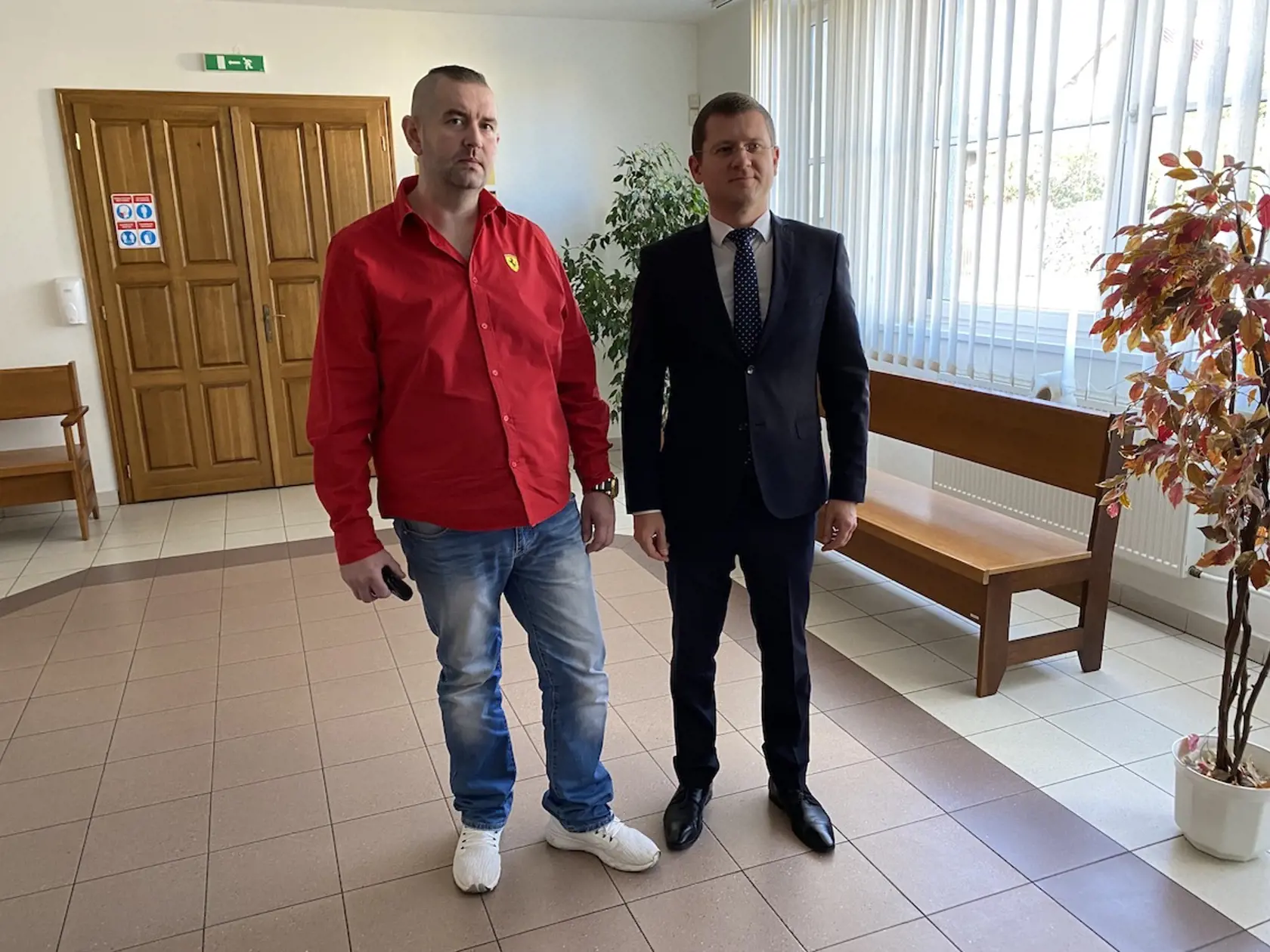 Lukáš Lacko so svojim advokátom Marcelom Lesňákom. Právnik iba krúti hlavou nad tým, že si štát odmieta uznať chybu pri nesprávnom úradnom postupe pri zadržaní jeho klienta, ktorého podozrievali z vraždy, no po pár hodinách sa už preukázalo, že je nevinný.