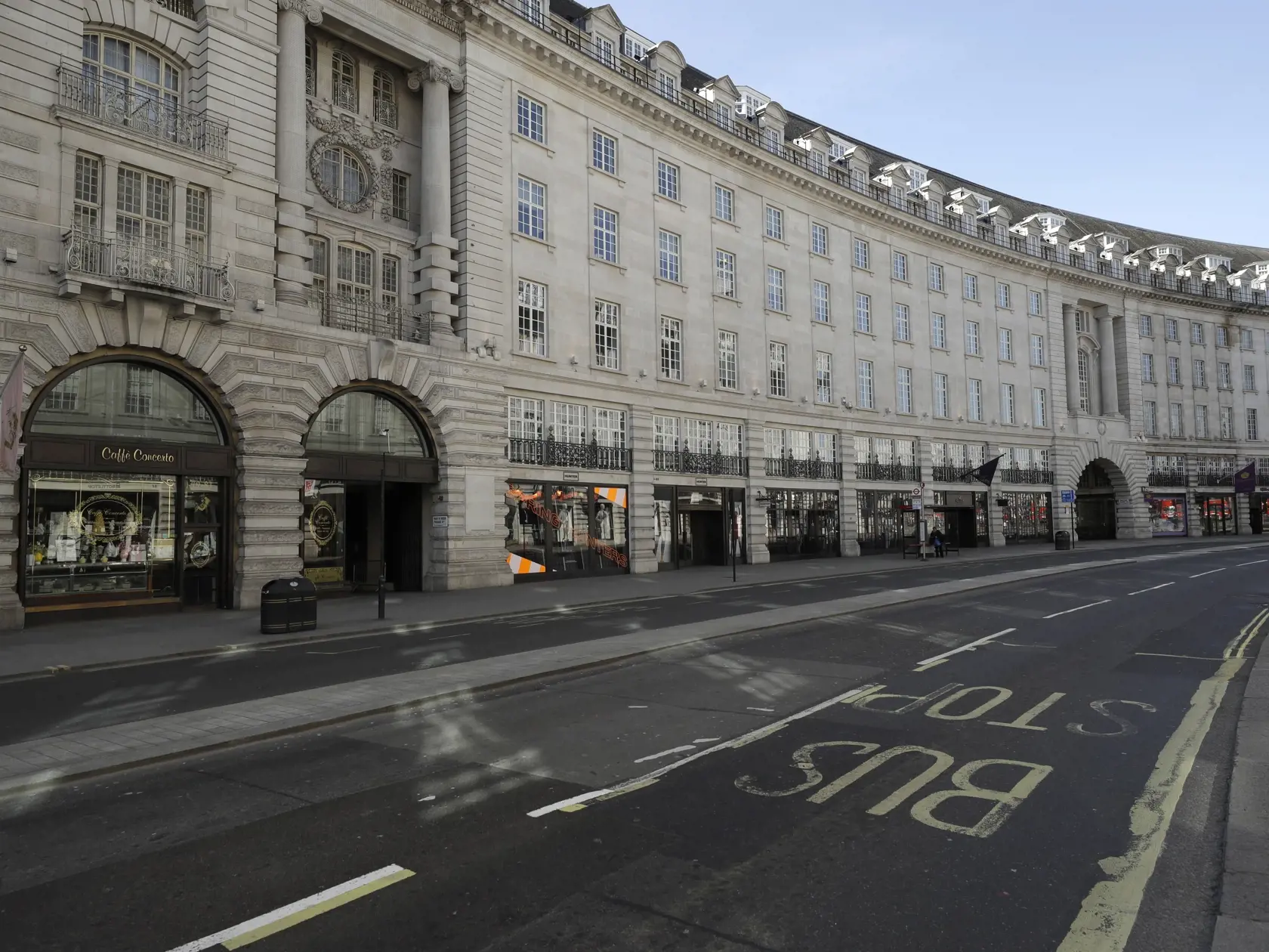 MIK 17 Londýn - Osamelý cestujúci čaká na autobusovej zastávke na prázdnej ulici Regent Street v Londýne 24. marca 2020. Počet úmrtí na nový koronavírus stúpol v Británii v pondelok, teda za jediný deň, o 54. Celkovo tak v tejto ostrovnej krajine evidujú už 335 obetí na životoch. Premiér Boris Johnson zvažuje zavedenie prísnejších opatrení na spomalenia šírenia vírusu, keďže tisíce ľudí v Británii ignorujú príslušné odporúčania vlády. FOTO TASR/AP

A lone commuter waits at a bus stop in an other