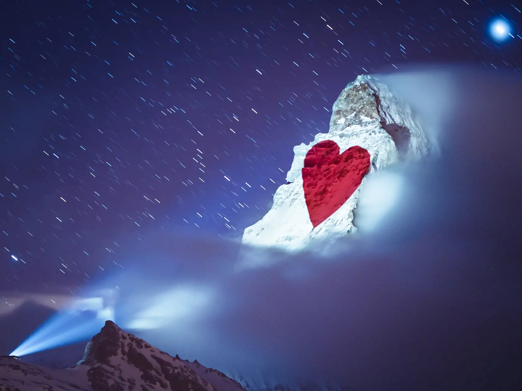 MIK 12 Zermatt - Kultová hora Matterhorn je nasvietená švajčiarskym umelcom Gerrym Hofstetterom motívmi o solidarite v boji proti koronavírusu v Zermatte vo Švajčiarsku v noci na 27. marca 2020. Počet potvrdených prípadov nákazy koronavírusom dosiahol vo Švajčiarsku vo štvrtok 10.714. V krajine zaznamenali doteraz 161 úmrtí na COVID-19. FOTO TASR/AP

The iconic Matterhorn mountain is illuminated by Swiss light artist Gerry Hofstetter aiming to send messages of hope, support and solidarity to the